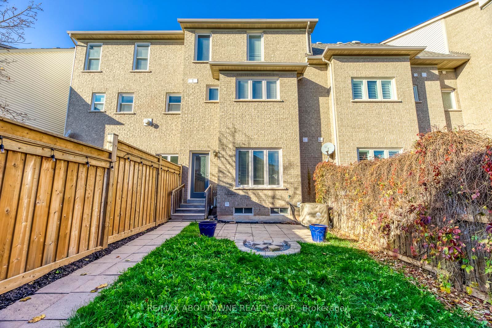 186 GATWICK Drive, Oakville ‣ W12656494 186 GATWICK Drive, Oakville ‣ W12656494
