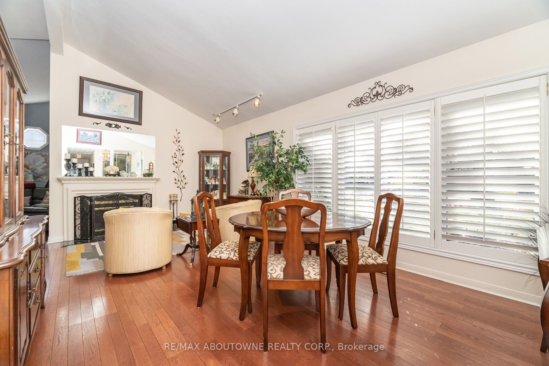 70 Germorda Drive, Oakville ‣ W12662084 70 Germorda Drive, Oakville ‣ W12662084