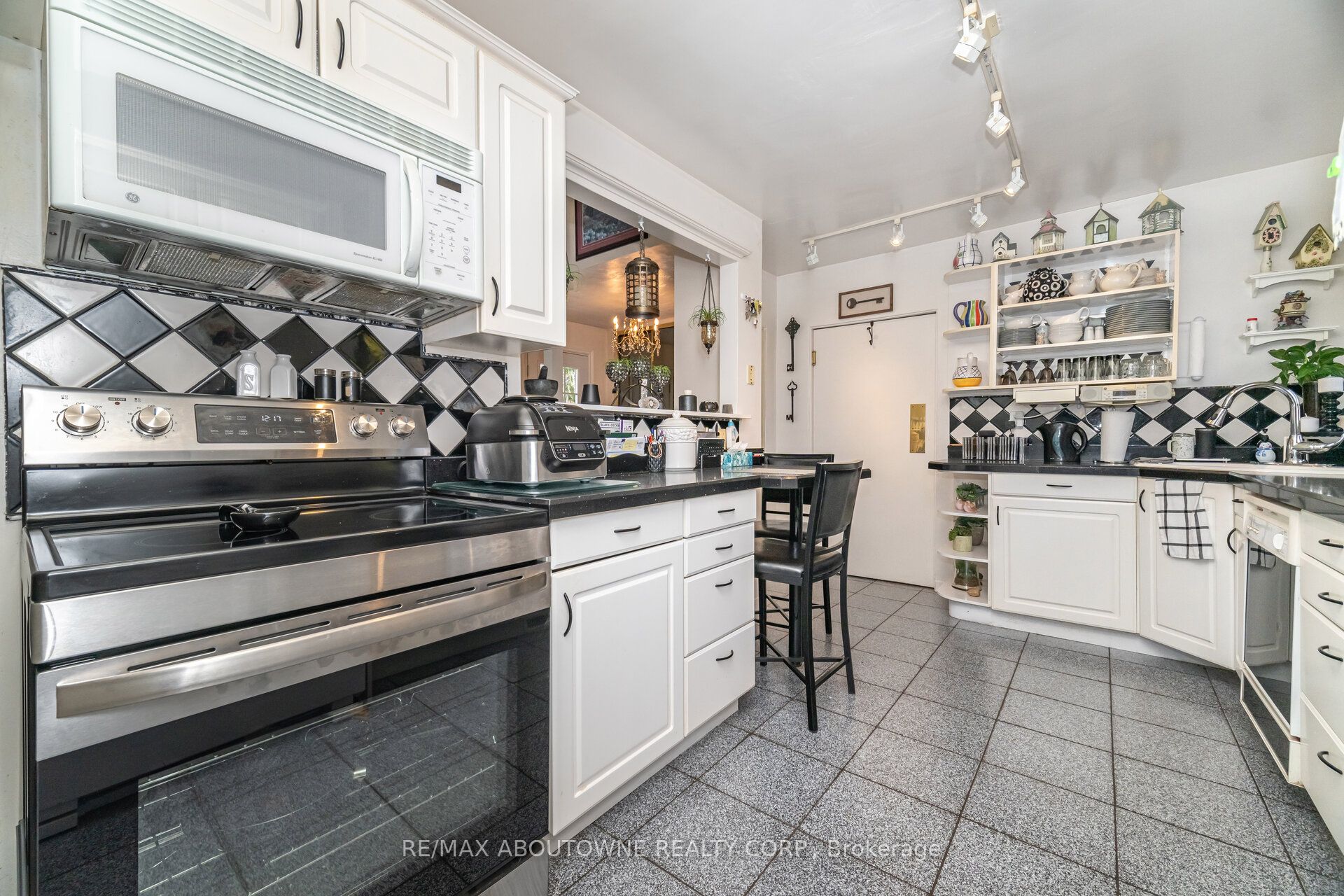 70 Germorda Drive, Oakville ‣ W12662084 70 Germorda Drive, Oakville ‣ W12662084