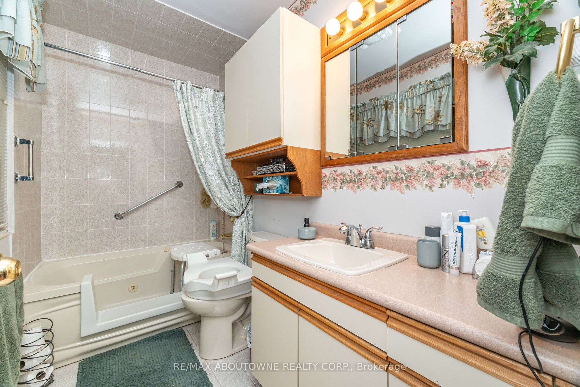 70 Germorda Drive, Oakville ‣ W12662084 70 Germorda Drive, Oakville ‣ W12662084