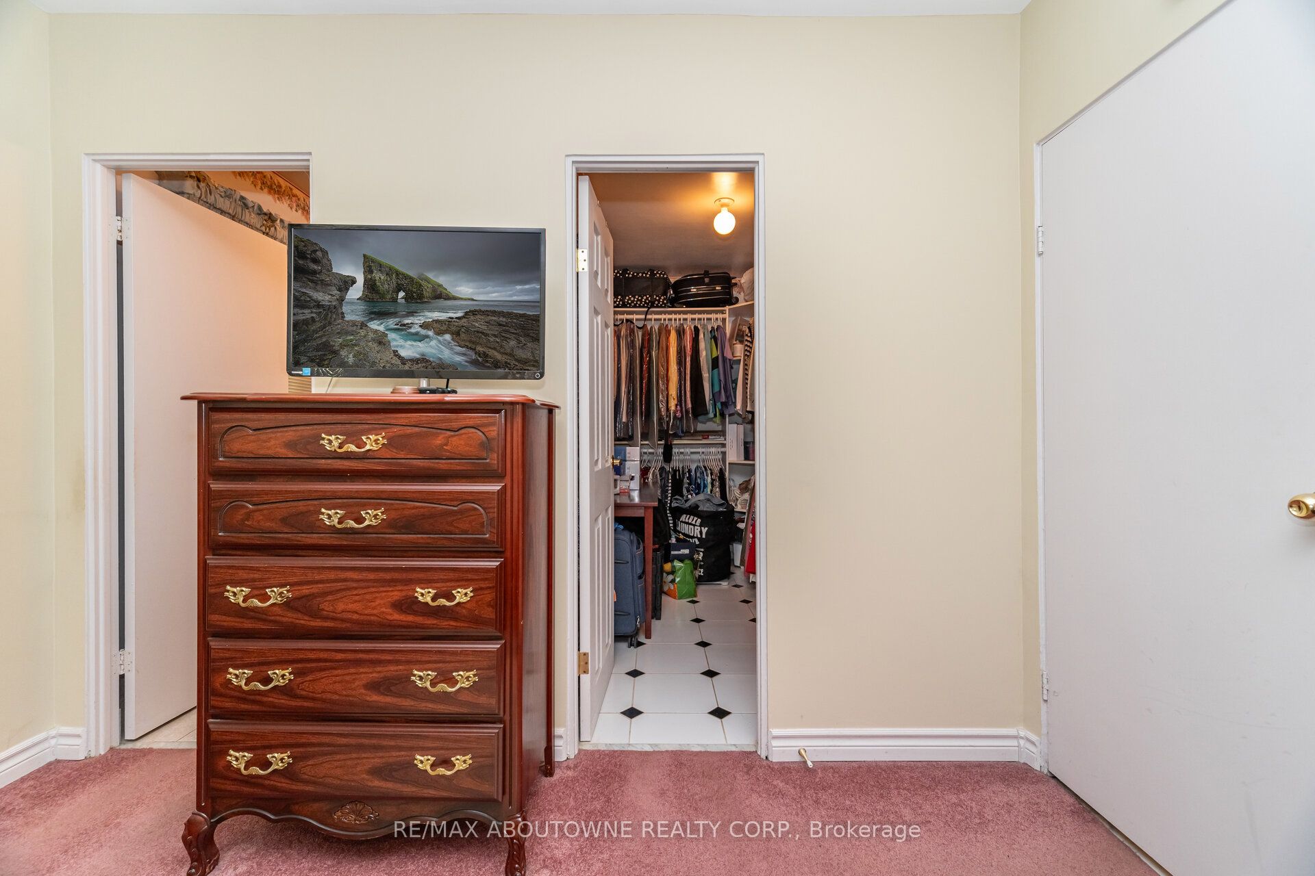 70 Germorda Drive, Oakville ‣ W12662084 70 Germorda Drive, Oakville ‣ W12662084