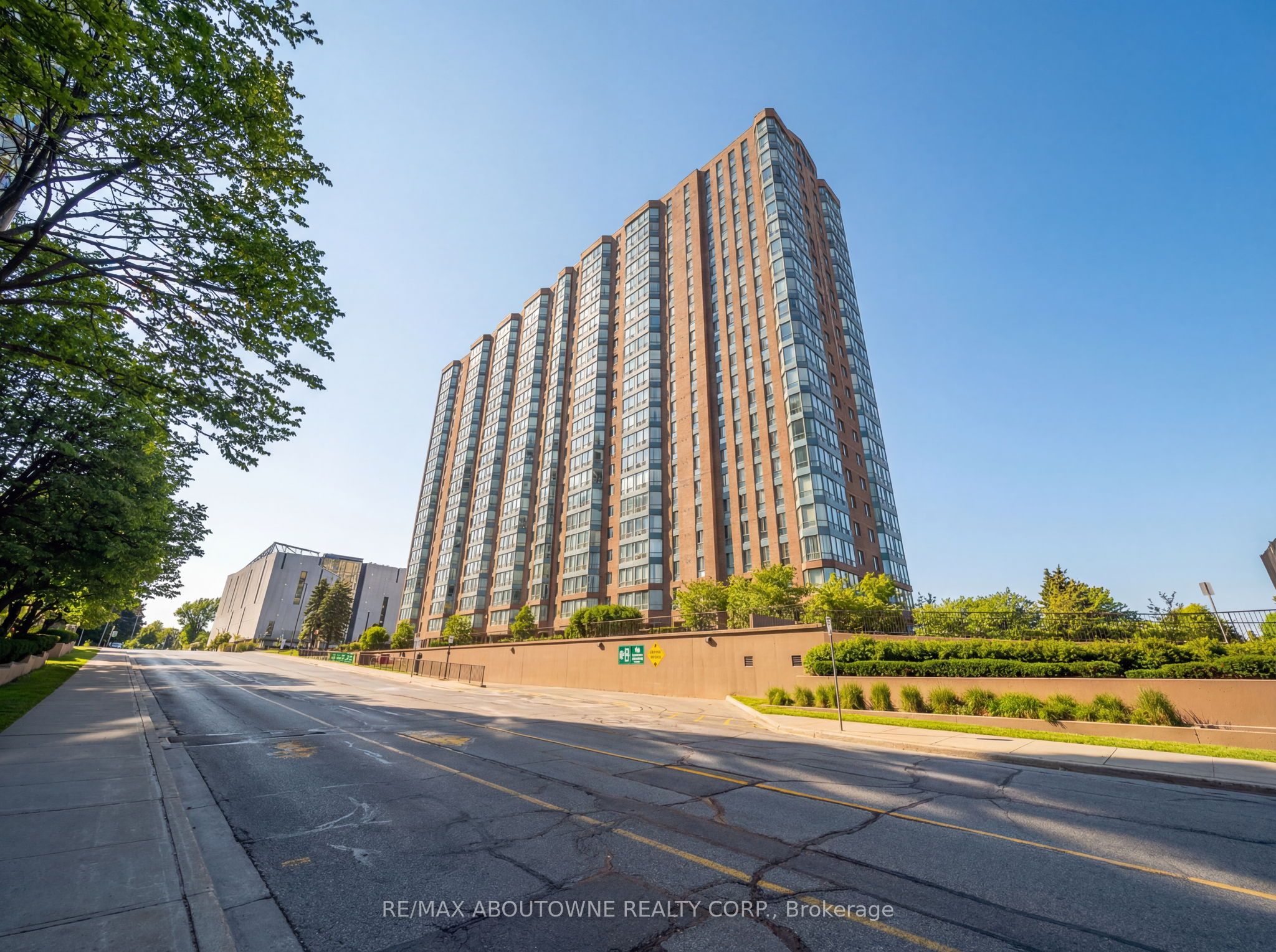 5 – 115 Hillcrest Avenue, Mississauga