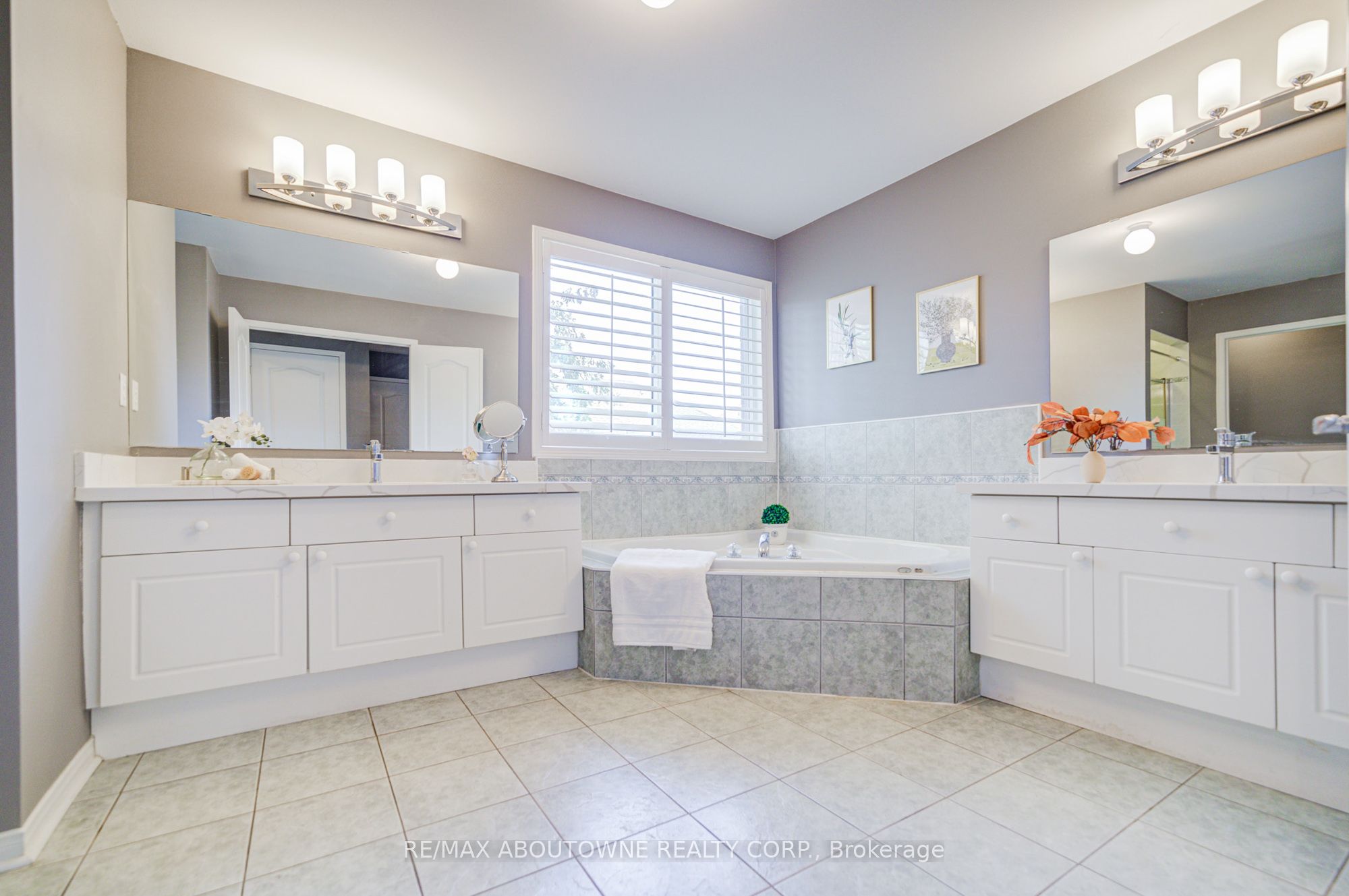 3041 Caulfield Crescent, Mississauga ‣ W12672902 3041 Caulfield Crescent, Mississauga ‣ W12672902