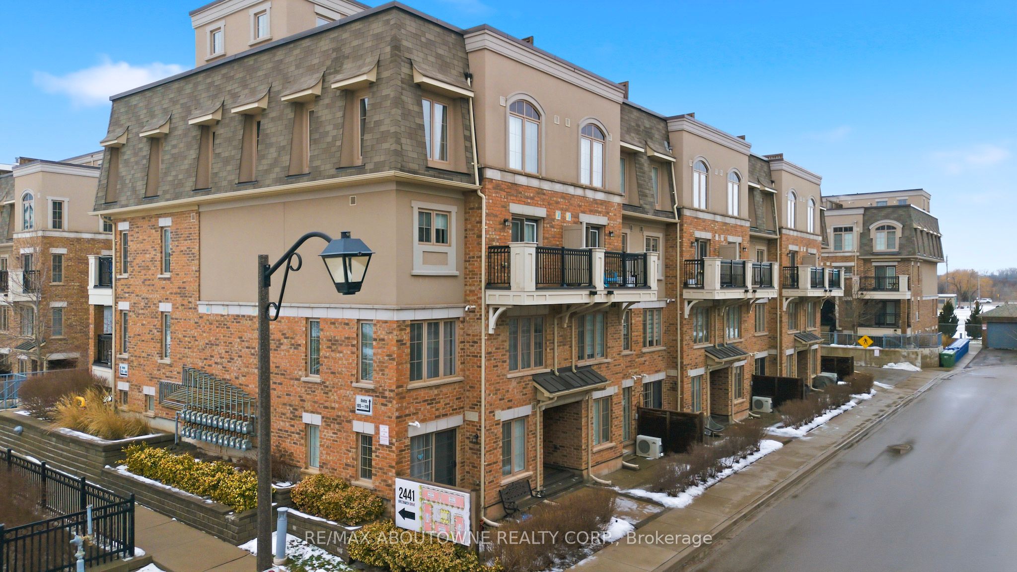 28 – 2441 Greenwich Drive, Oakville
