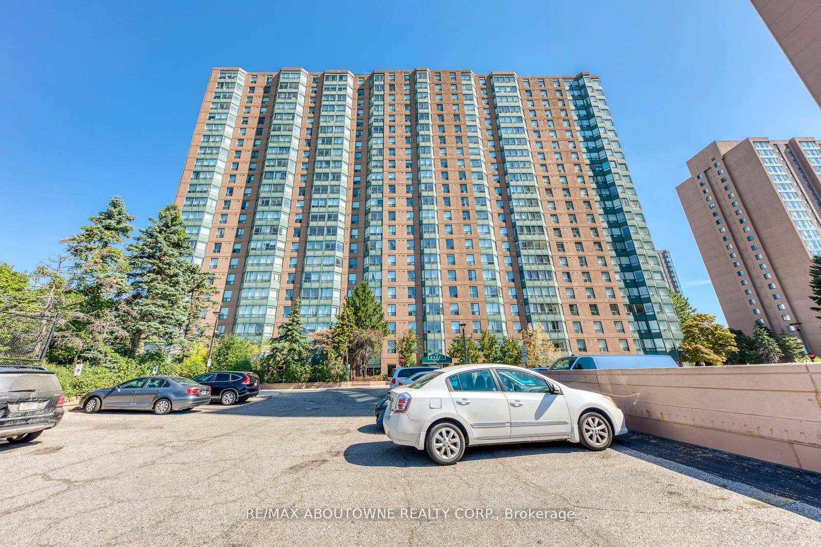15 – 135 Hillcrest Avenue, Mississauga