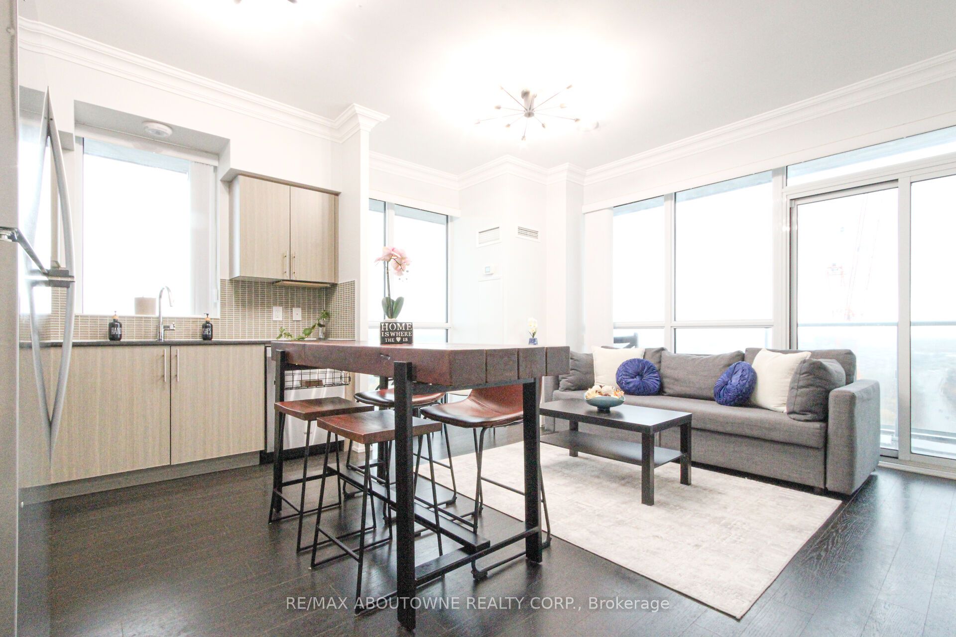 03 – 65 Speers Road, Oakville ‣ W12707342 03 – 65 Speers Road, Oakville ‣ W12707342