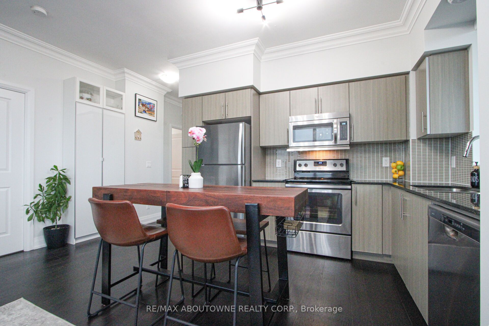 03 – 65 Speers Road, Oakville ‣ W12707342 03 – 65 Speers Road, Oakville ‣ W12707342