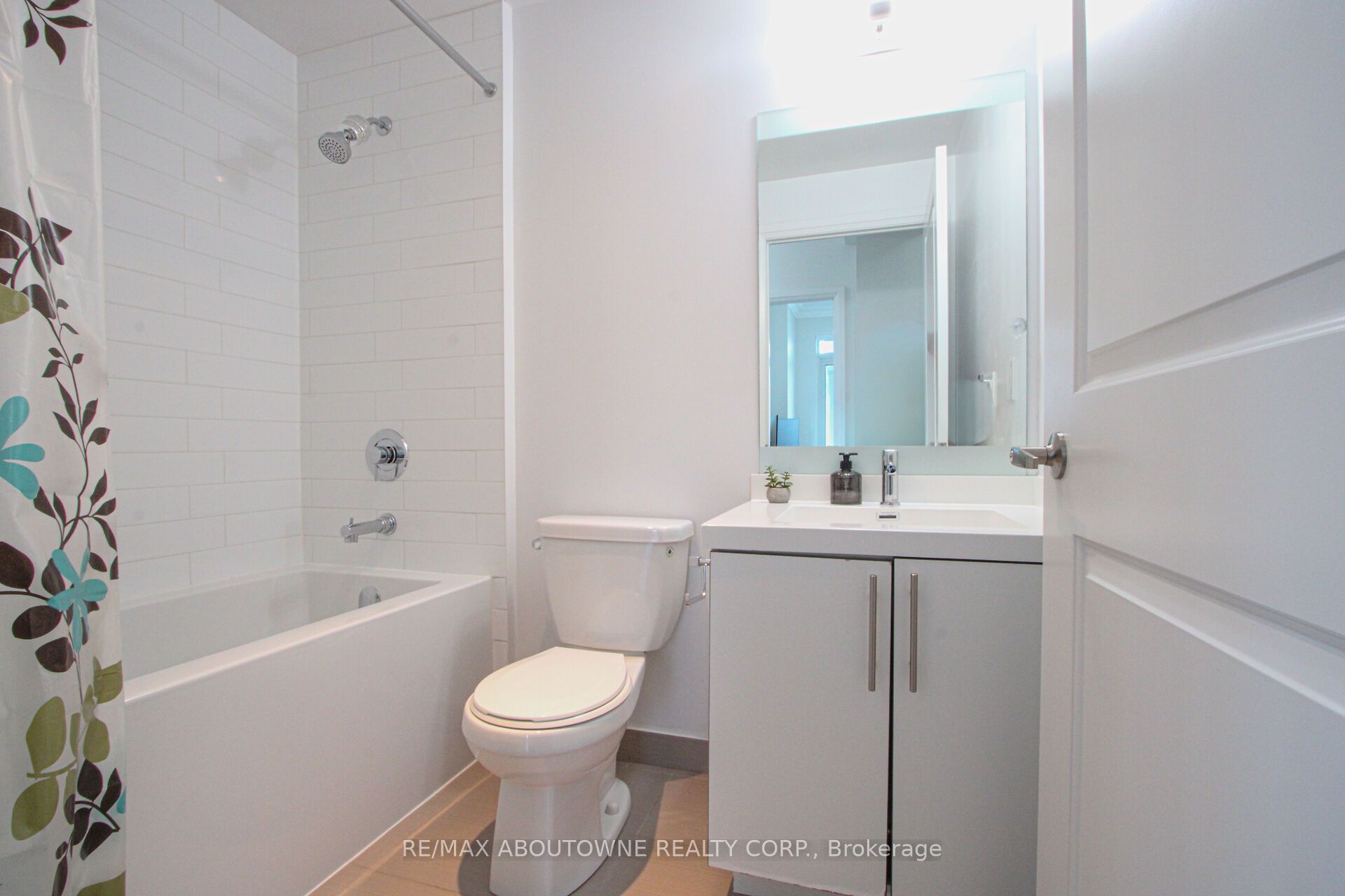 03 – 65 Speers Road, Oakville ‣ W12707342 03 – 65 Speers Road, Oakville ‣ W12707342