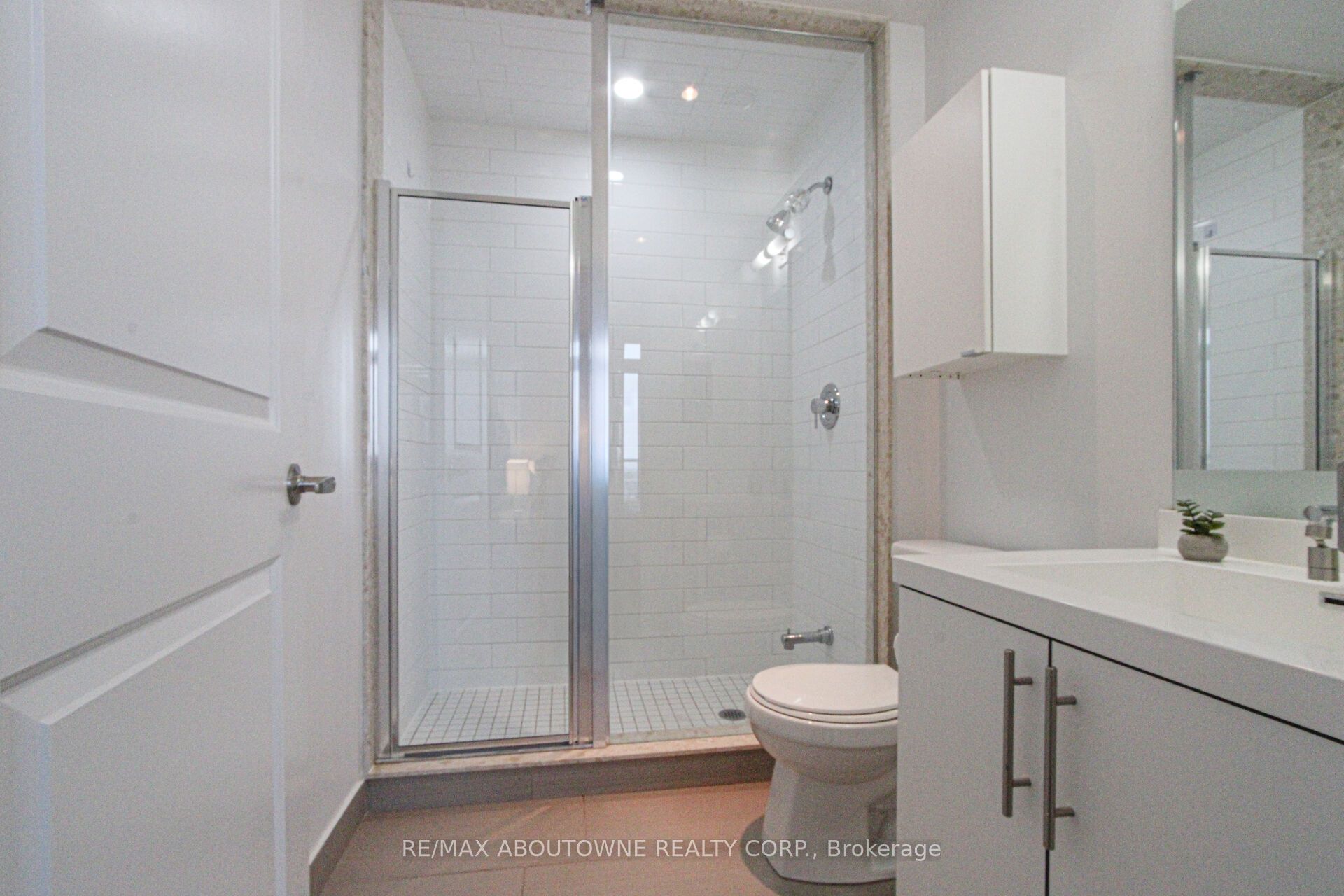 03 – 65 Speers Road, Oakville ‣ W12707342 03 – 65 Speers Road, Oakville ‣ W12707342