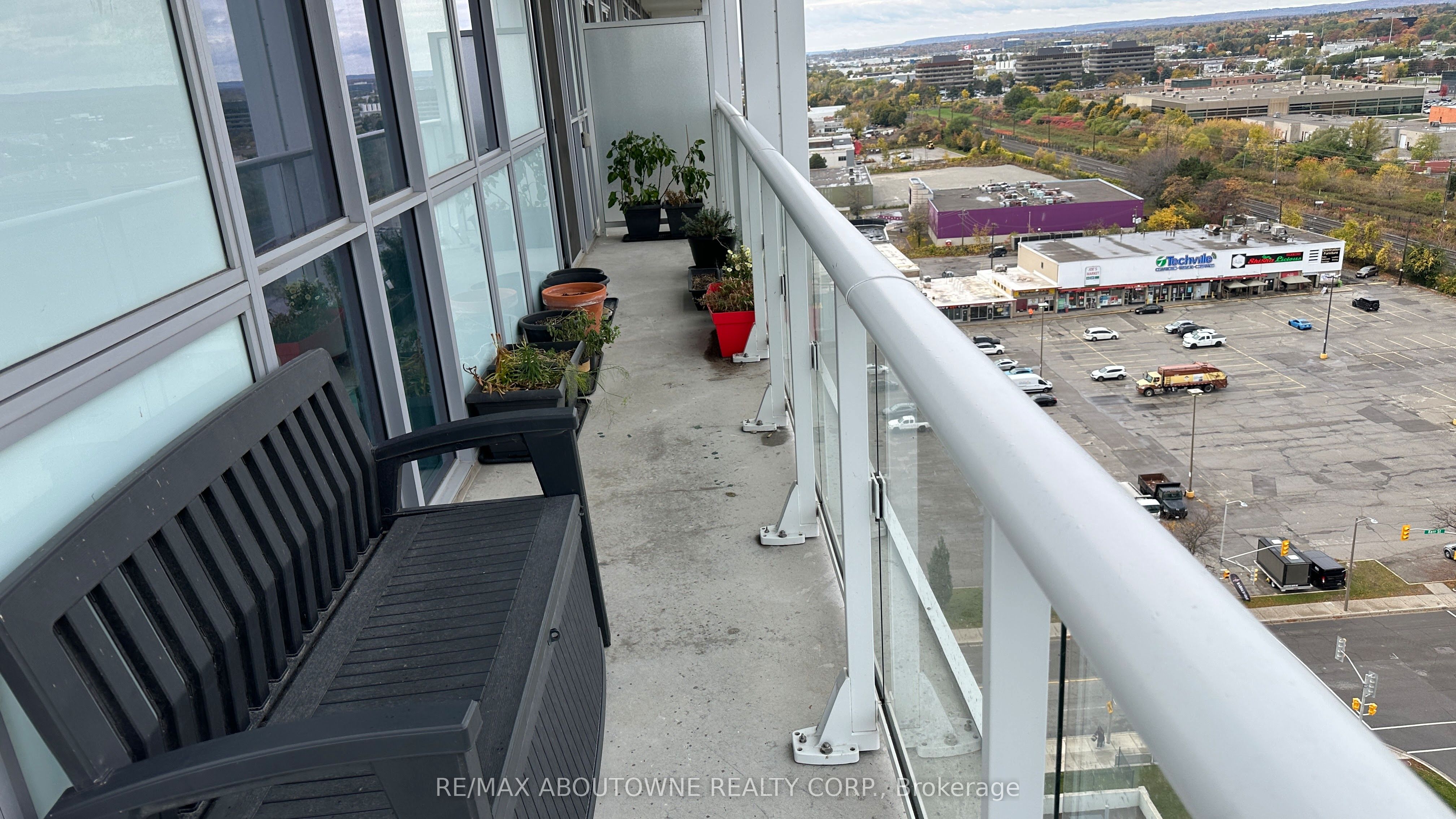 03 – 65 Speers Road, Oakville ‣ W12707342 03 – 65 Speers Road, Oakville ‣ W12707342