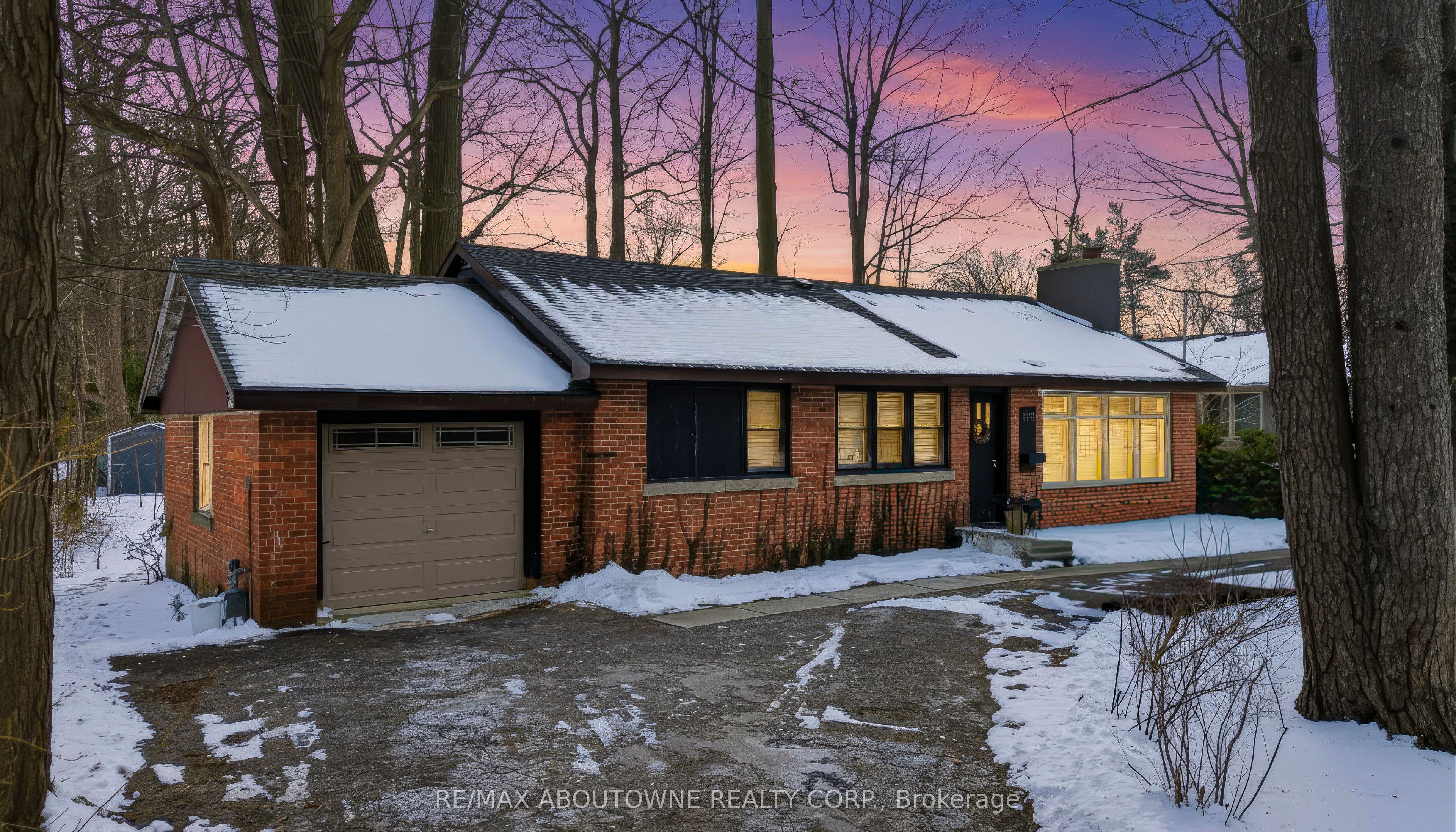 276 Lakeshore Road, Oakville ‣ W12710110 276 Lakeshore Road, Oakville ‣ W12710110