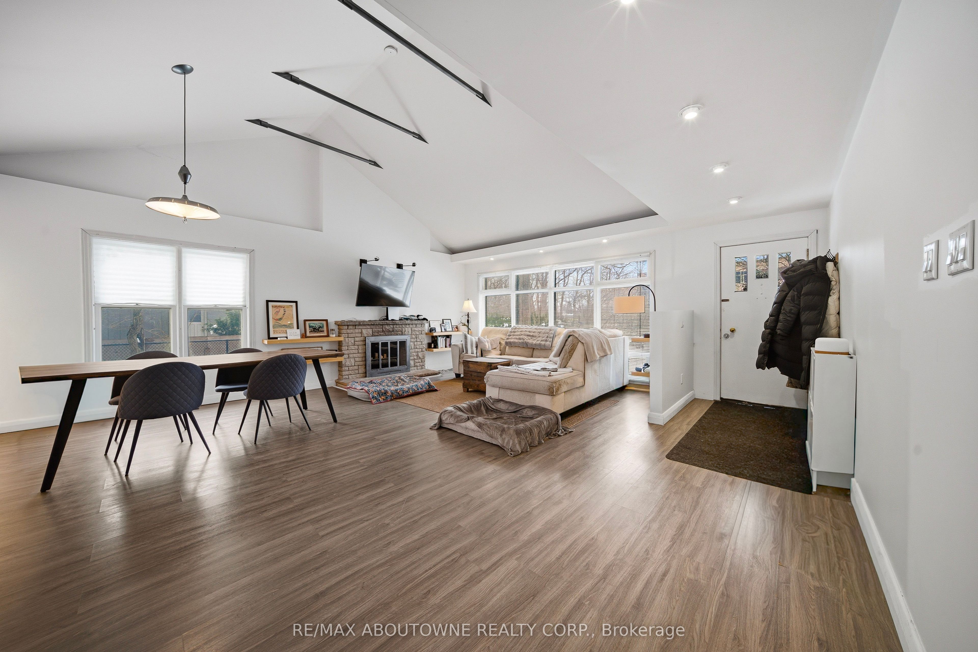 276 Lakeshore Road, Oakville ‣ W12710110 276 Lakeshore Road, Oakville ‣ W12710110