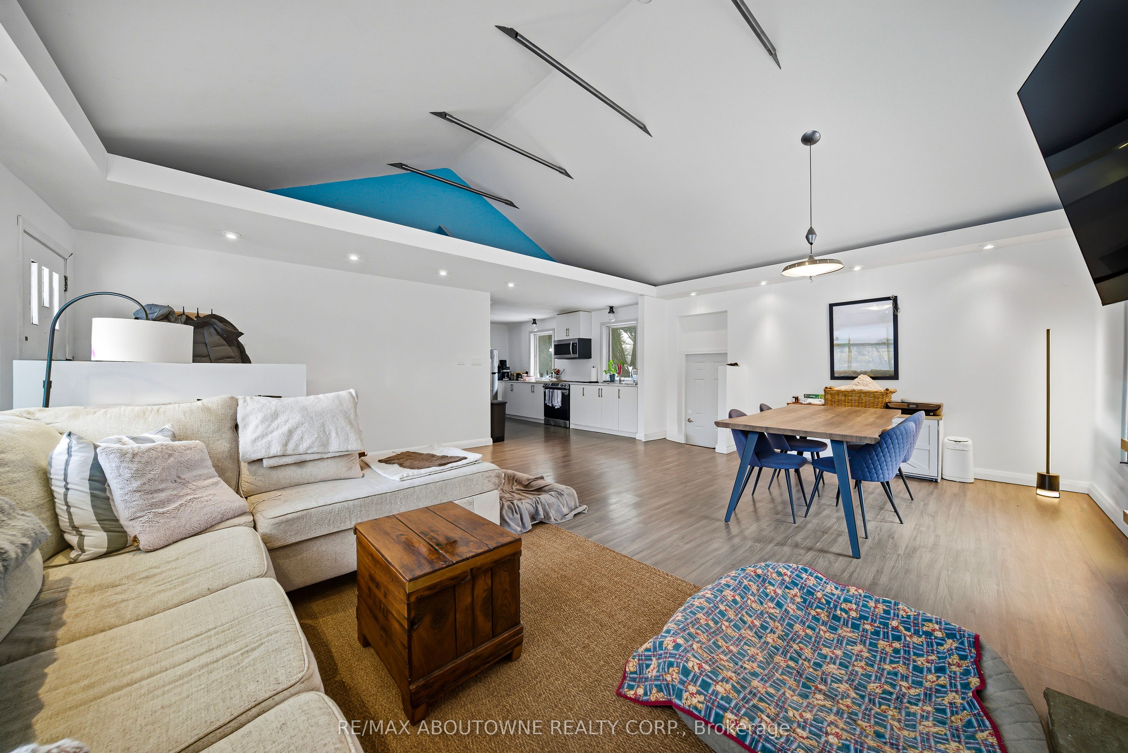 276 Lakeshore Road, Oakville ‣ W12710110 276 Lakeshore Road, Oakville ‣ W12710110