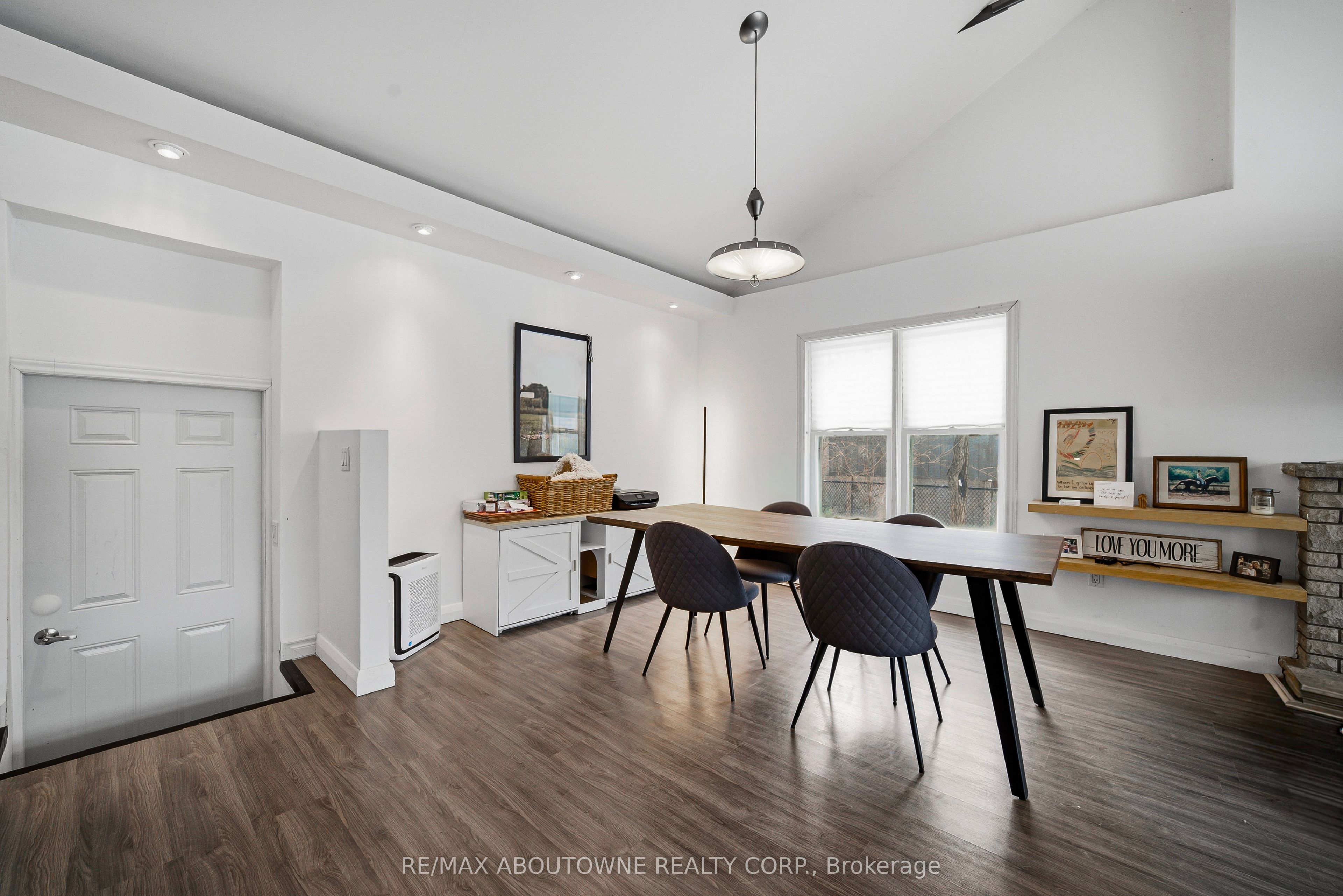 276 Lakeshore Road, Oakville ‣ W12710110 276 Lakeshore Road, Oakville ‣ W12710110