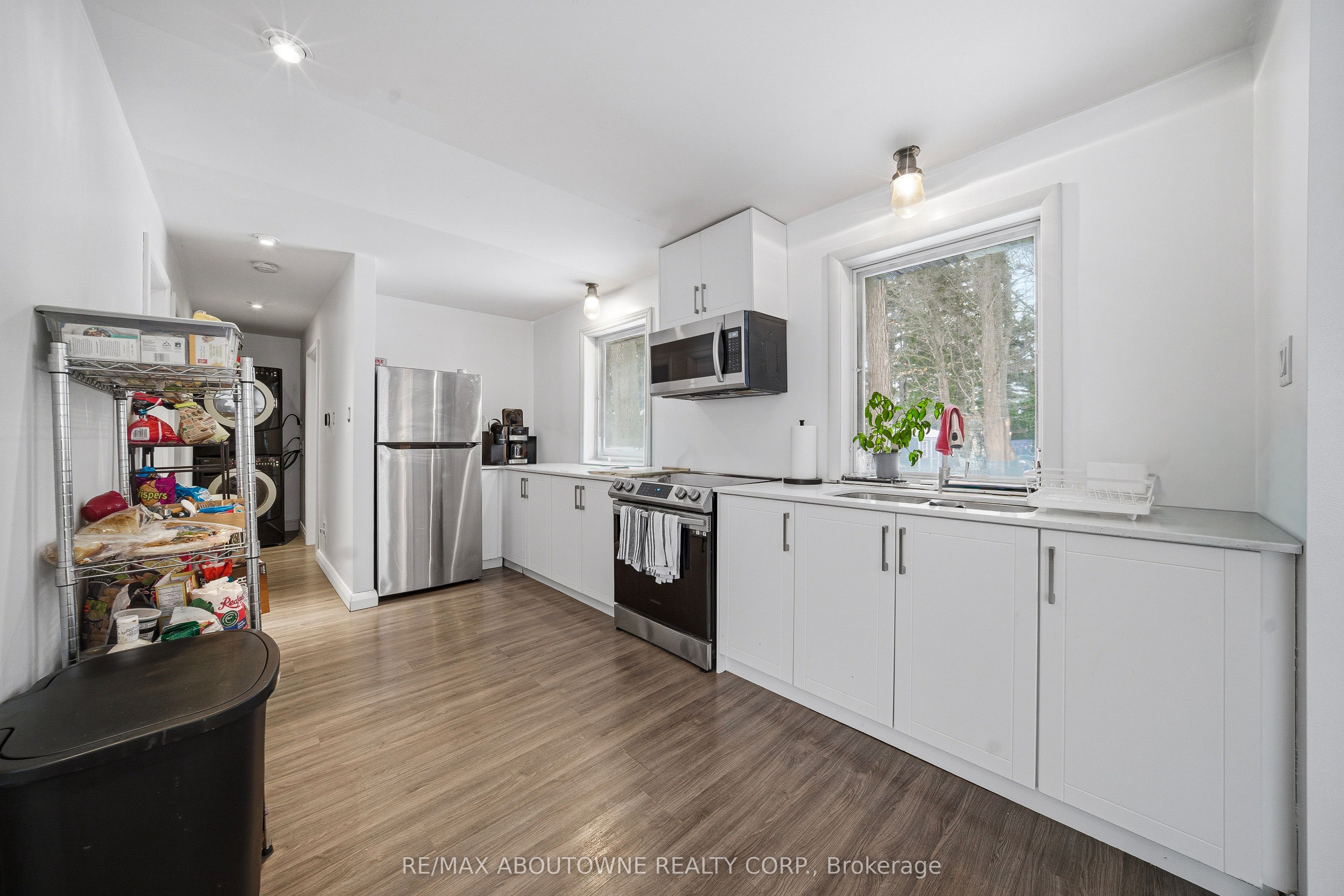 276 Lakeshore Road, Oakville ‣ W12710110 276 Lakeshore Road, Oakville ‣ W12710110