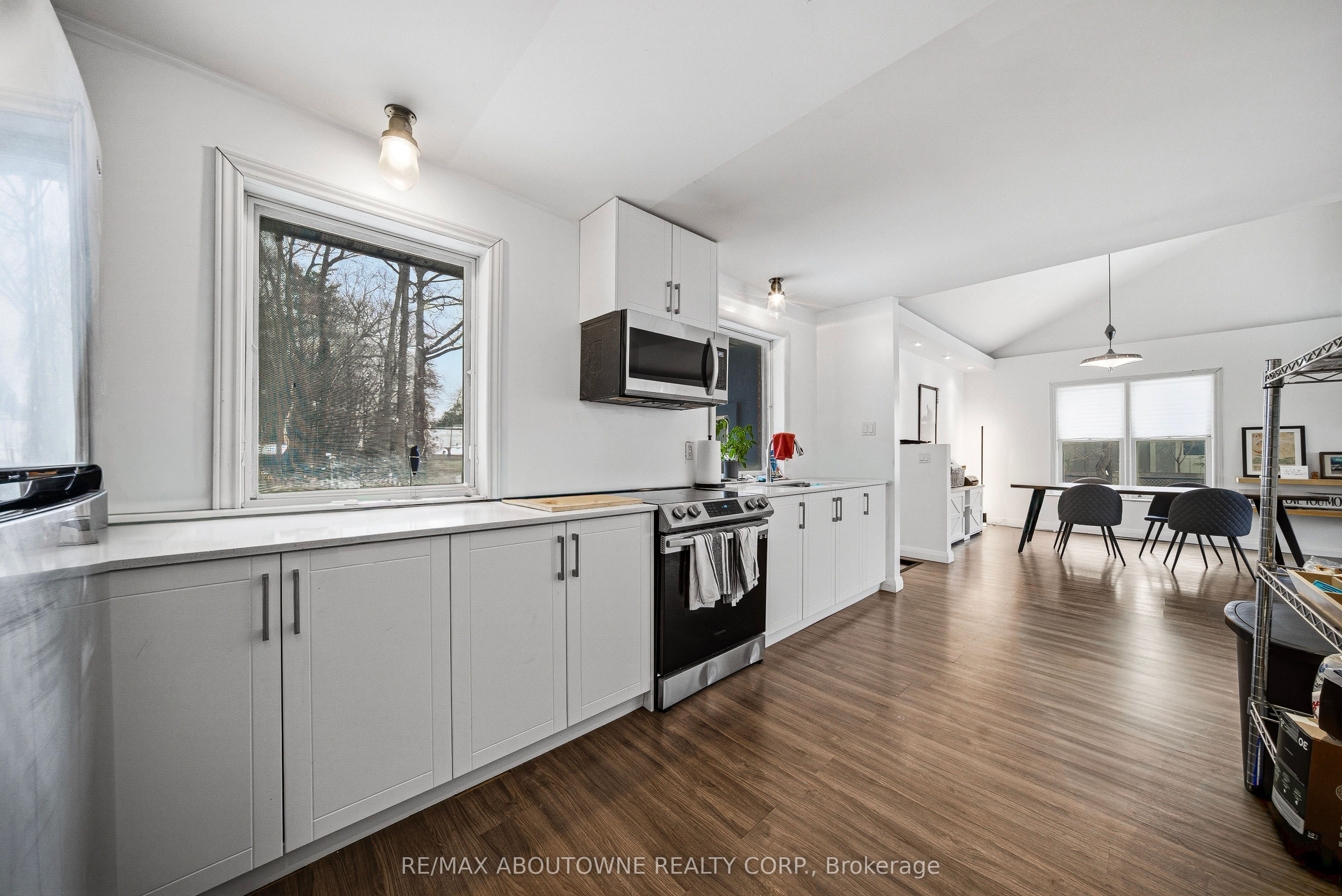 276 Lakeshore Road, Oakville ‣ W12710110 276 Lakeshore Road, Oakville ‣ W12710110