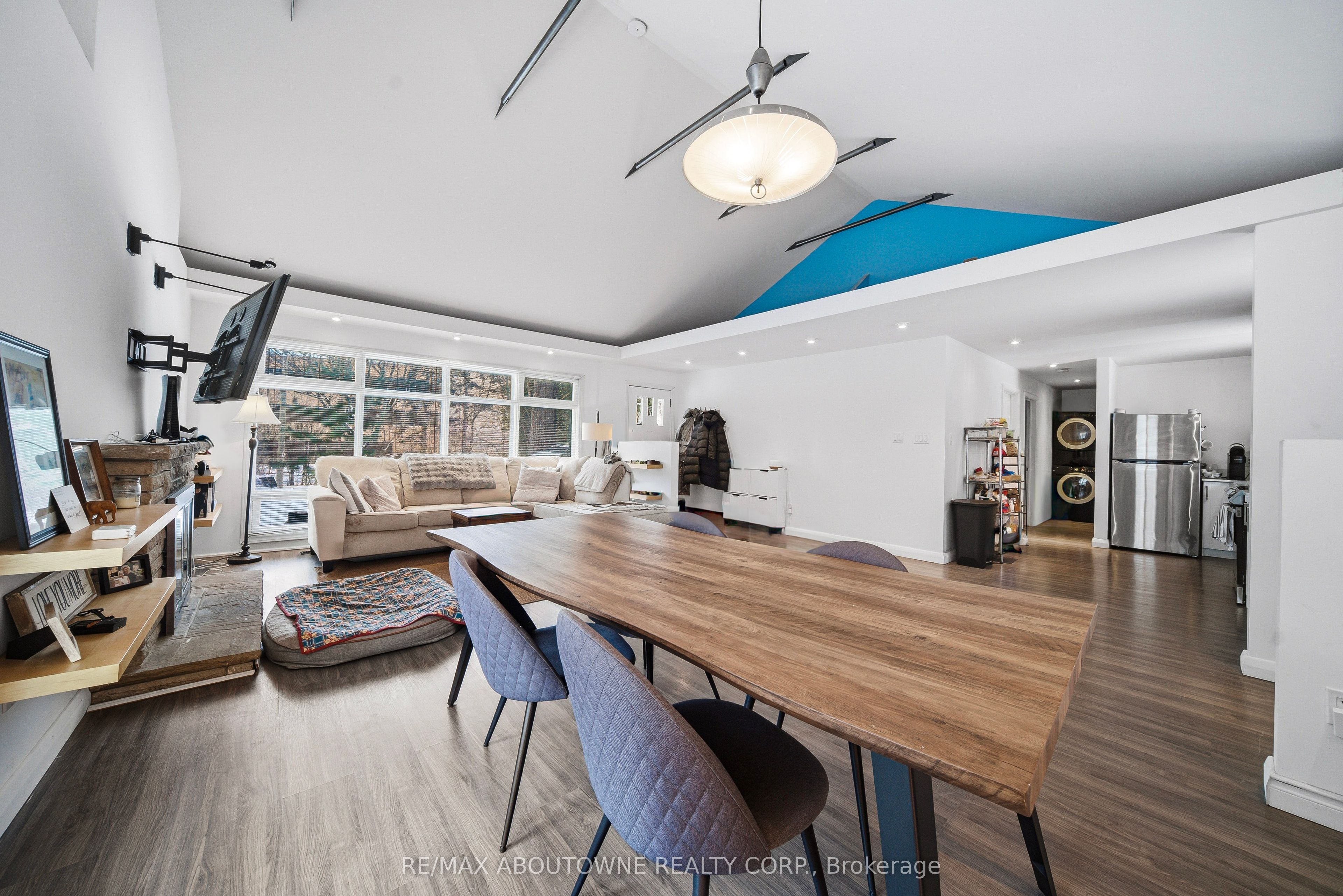 276 Lakeshore Road, Oakville ‣ W12710110 276 Lakeshore Road, Oakville ‣ W12710110