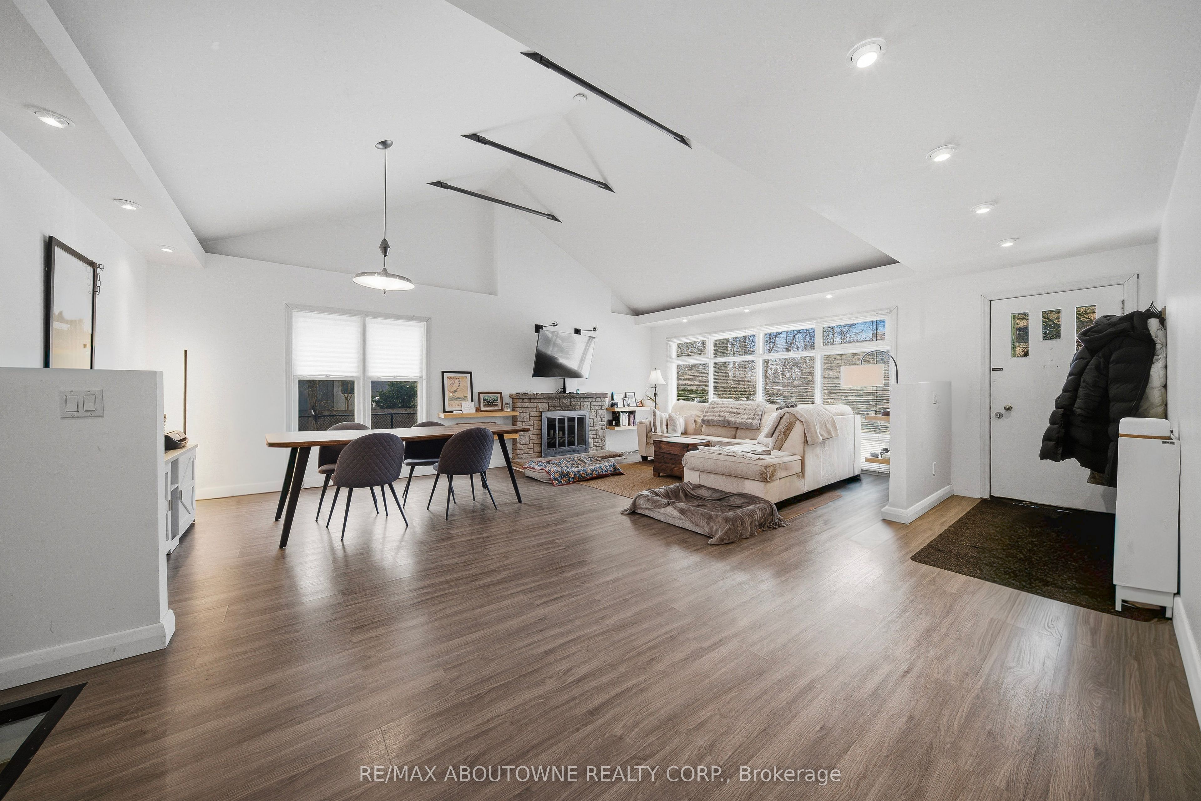 276 Lakeshore Road, Oakville ‣ W12710110 276 Lakeshore Road, Oakville ‣ W12710110