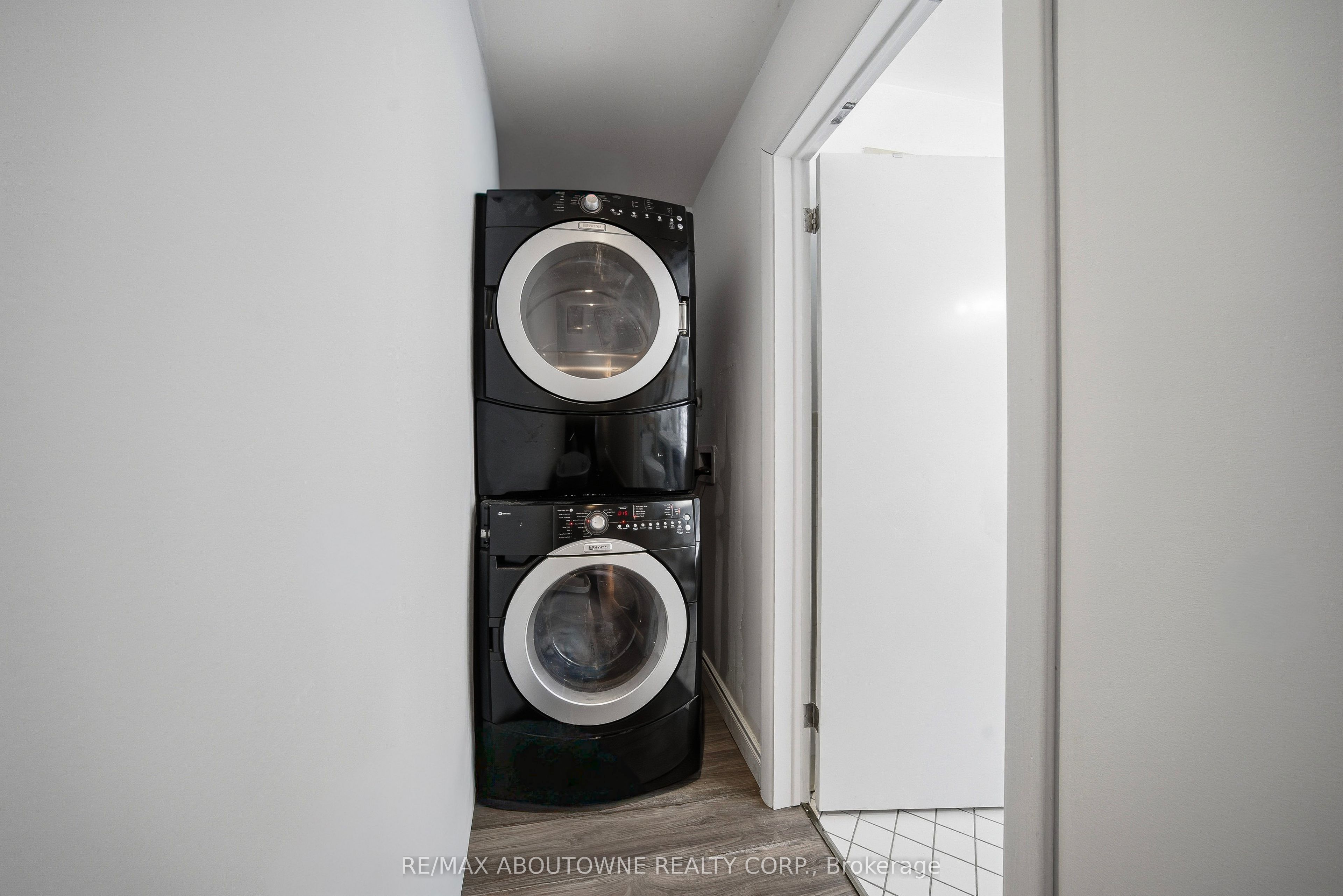 276 Lakeshore Road, Oakville ‣ W12710110 276 Lakeshore Road, Oakville ‣ W12710110