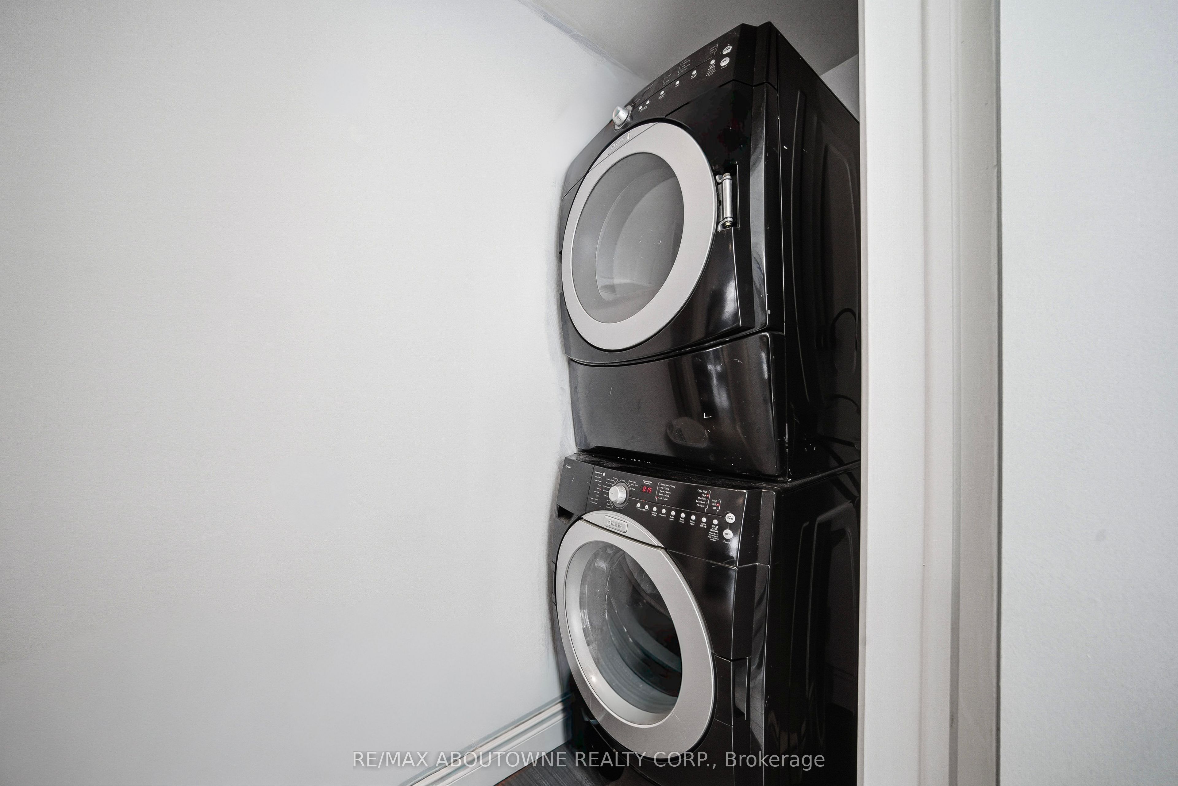 276 Lakeshore Road, Oakville ‣ W12710110 276 Lakeshore Road, Oakville ‣ W12710110