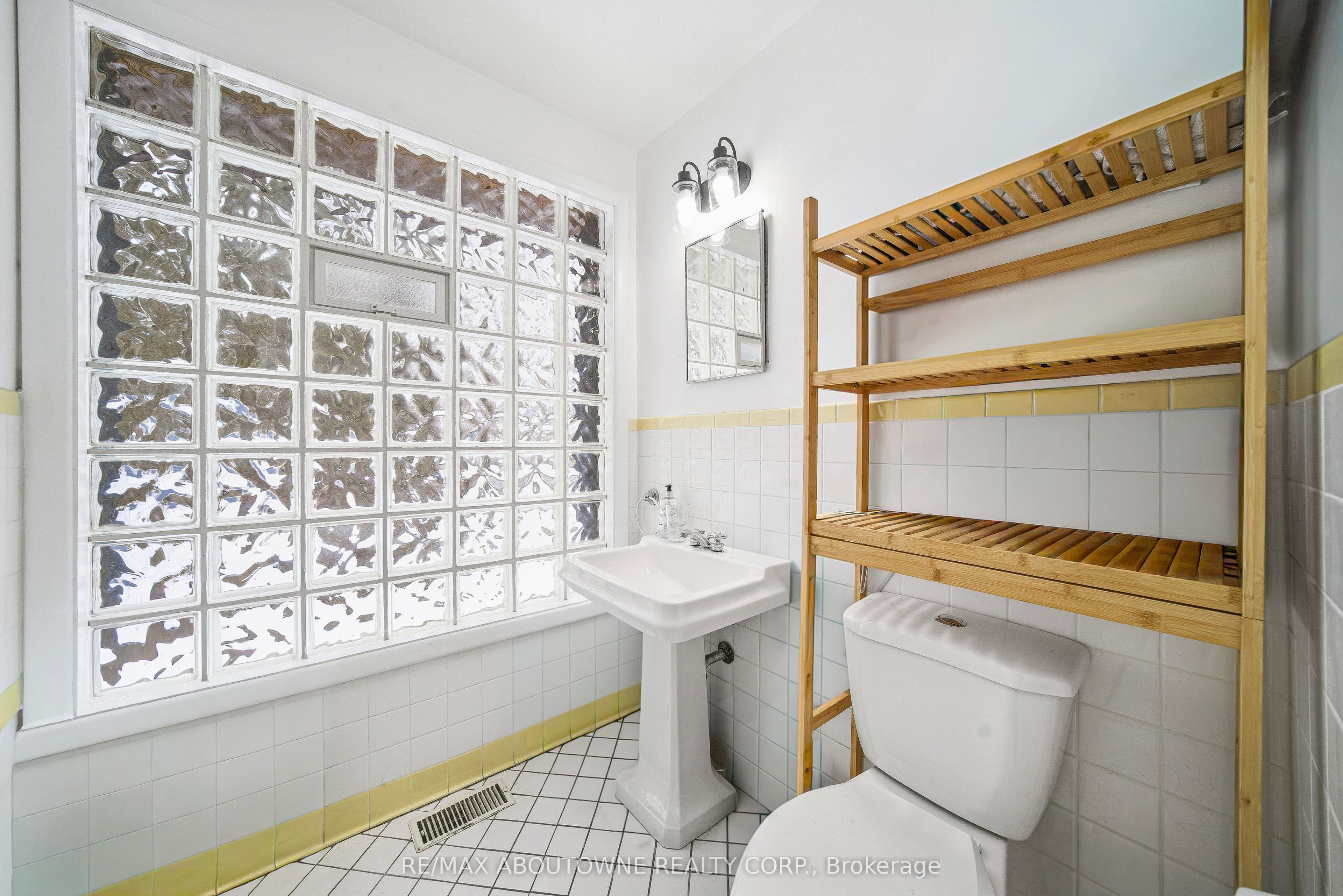 276 Lakeshore Road, Oakville ‣ W12710110 276 Lakeshore Road, Oakville ‣ W12710110