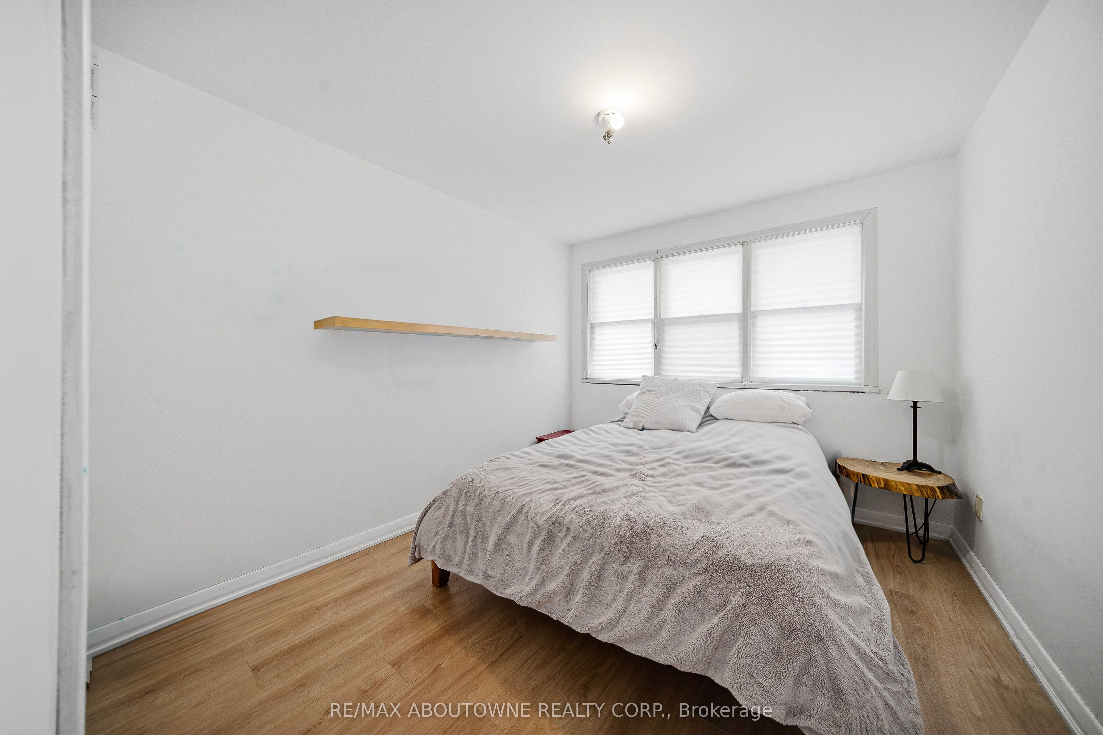 276 Lakeshore Road, Oakville ‣ W12710110 276 Lakeshore Road, Oakville ‣ W12710110