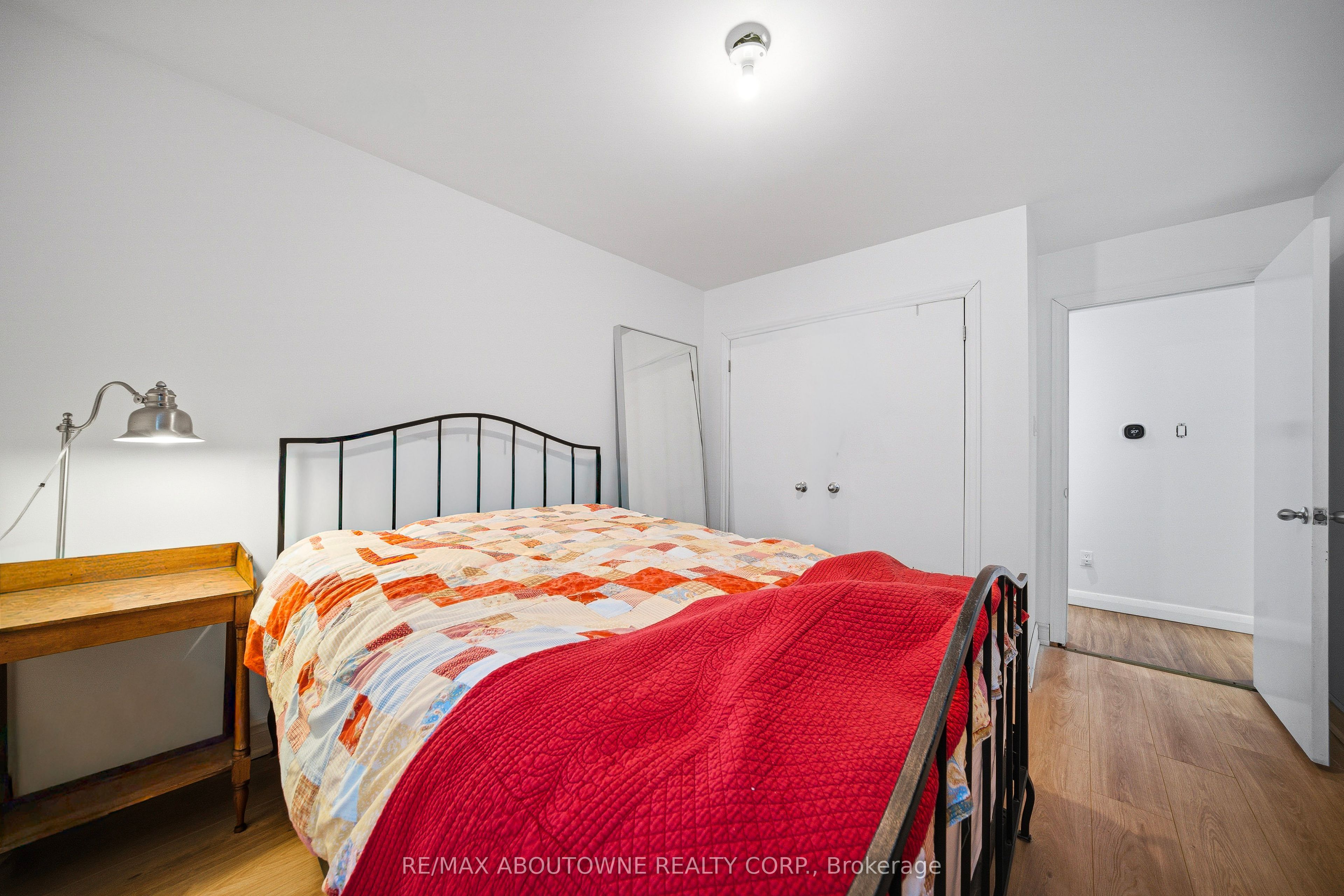 276 Lakeshore Road, Oakville ‣ W12710110 276 Lakeshore Road, Oakville ‣ W12710110