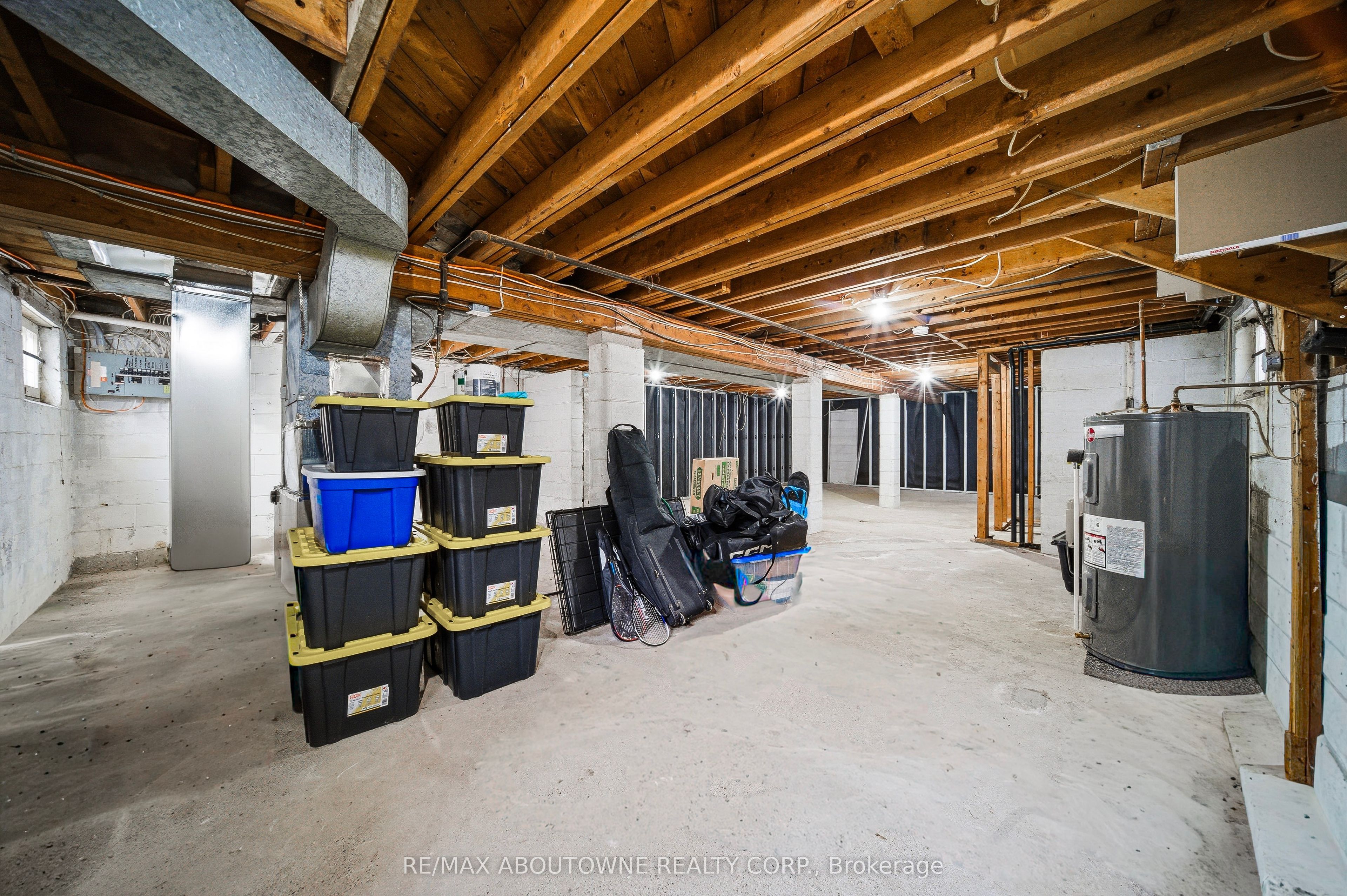 276 Lakeshore Road, Oakville ‣ W12710110 276 Lakeshore Road, Oakville ‣ W12710110