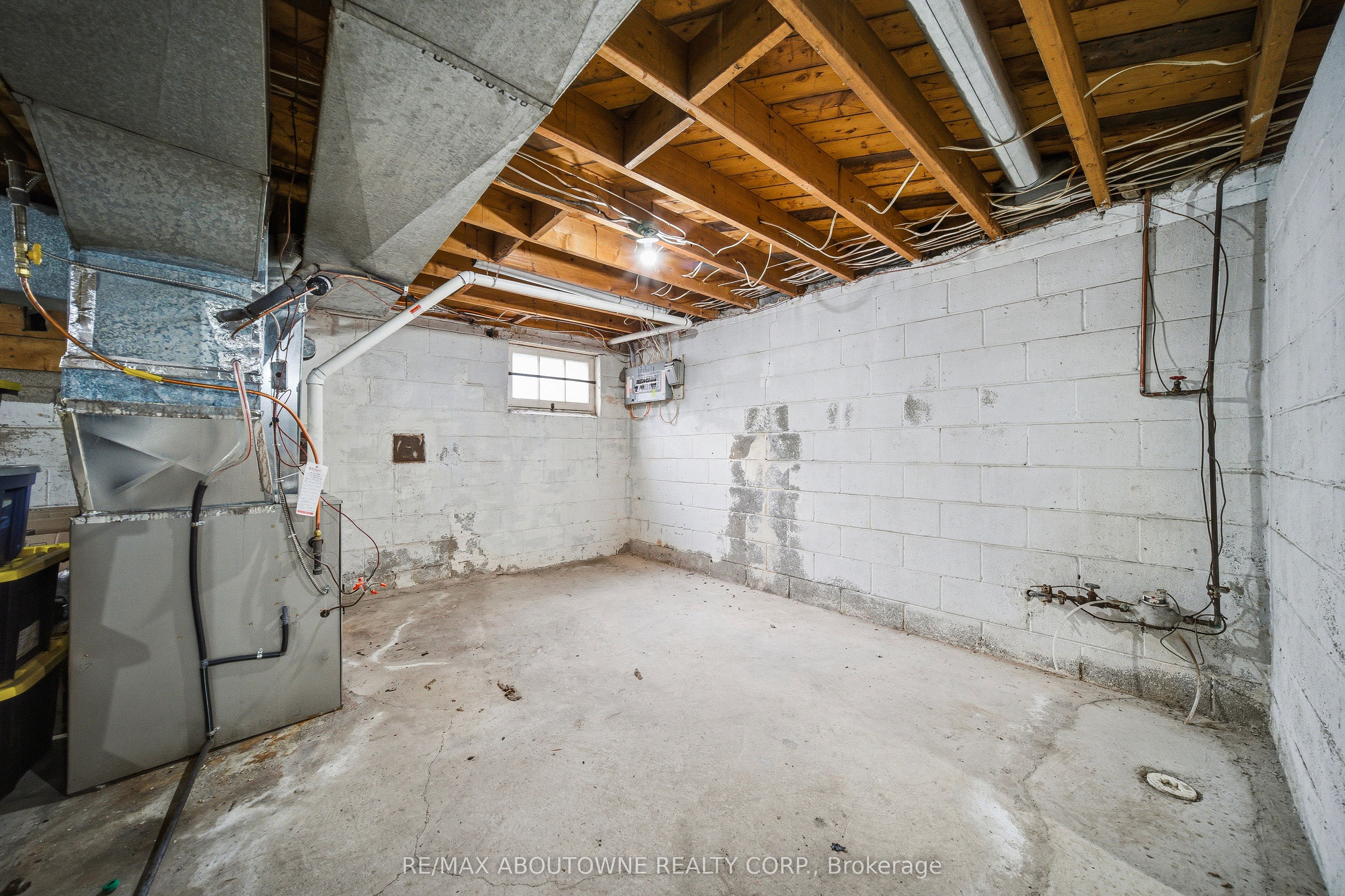 276 Lakeshore Road, Oakville ‣ W12710110 276 Lakeshore Road, Oakville ‣ W12710110