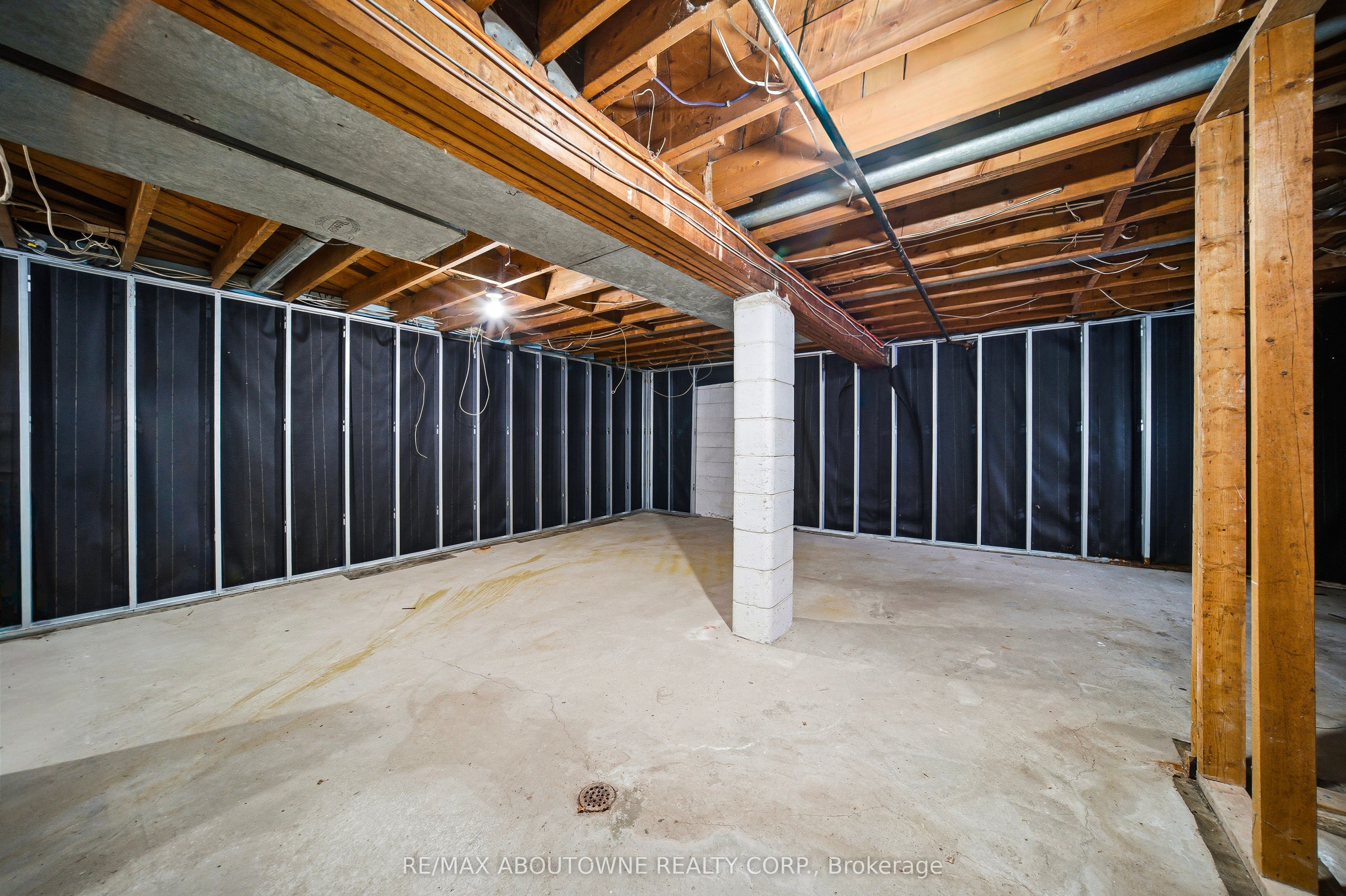 276 Lakeshore Road, Oakville ‣ W12710110 276 Lakeshore Road, Oakville ‣ W12710110