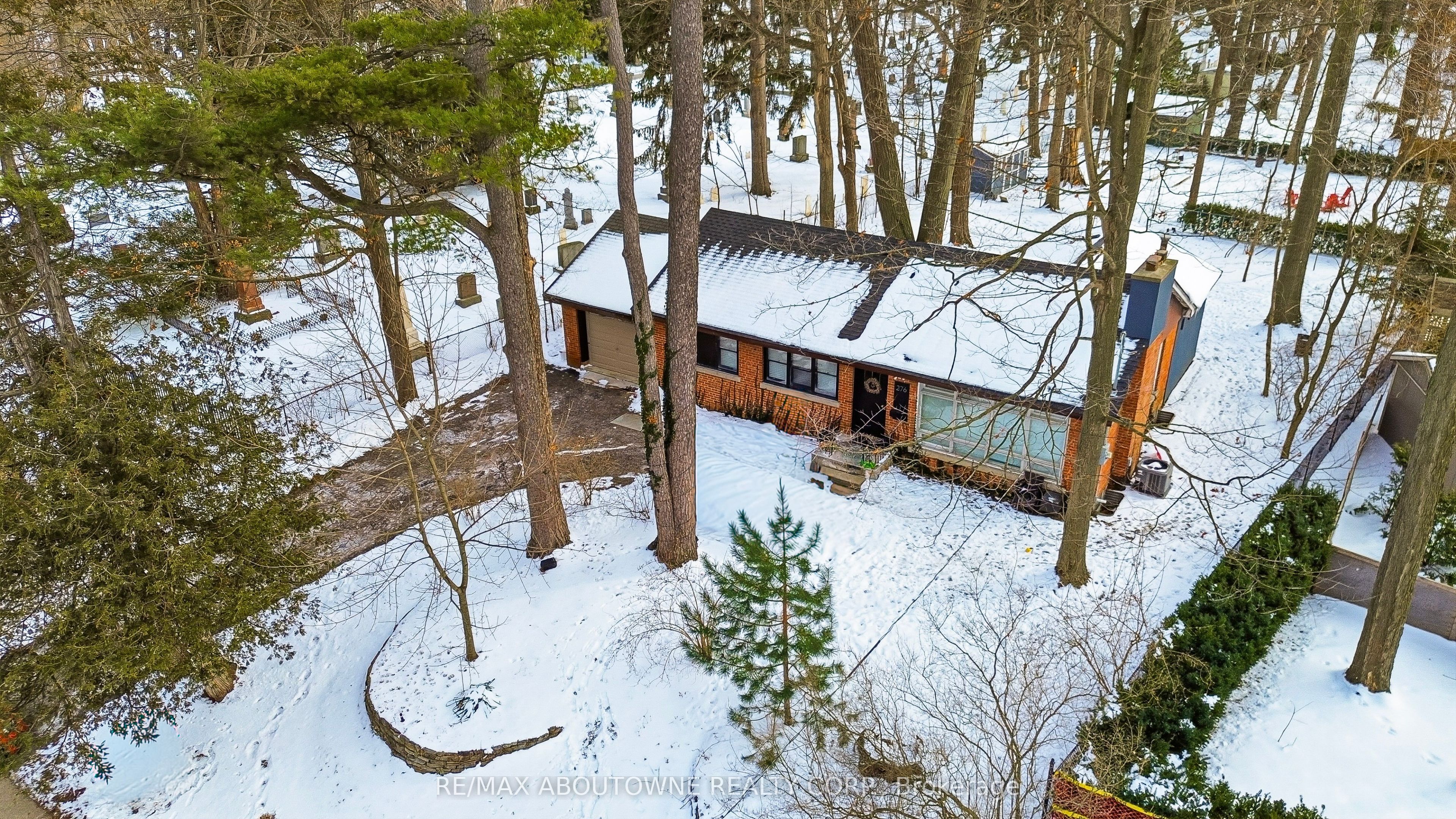 276 Lakeshore Road, Oakville ‣ W12710110 276 Lakeshore Road, Oakville ‣ W12710110