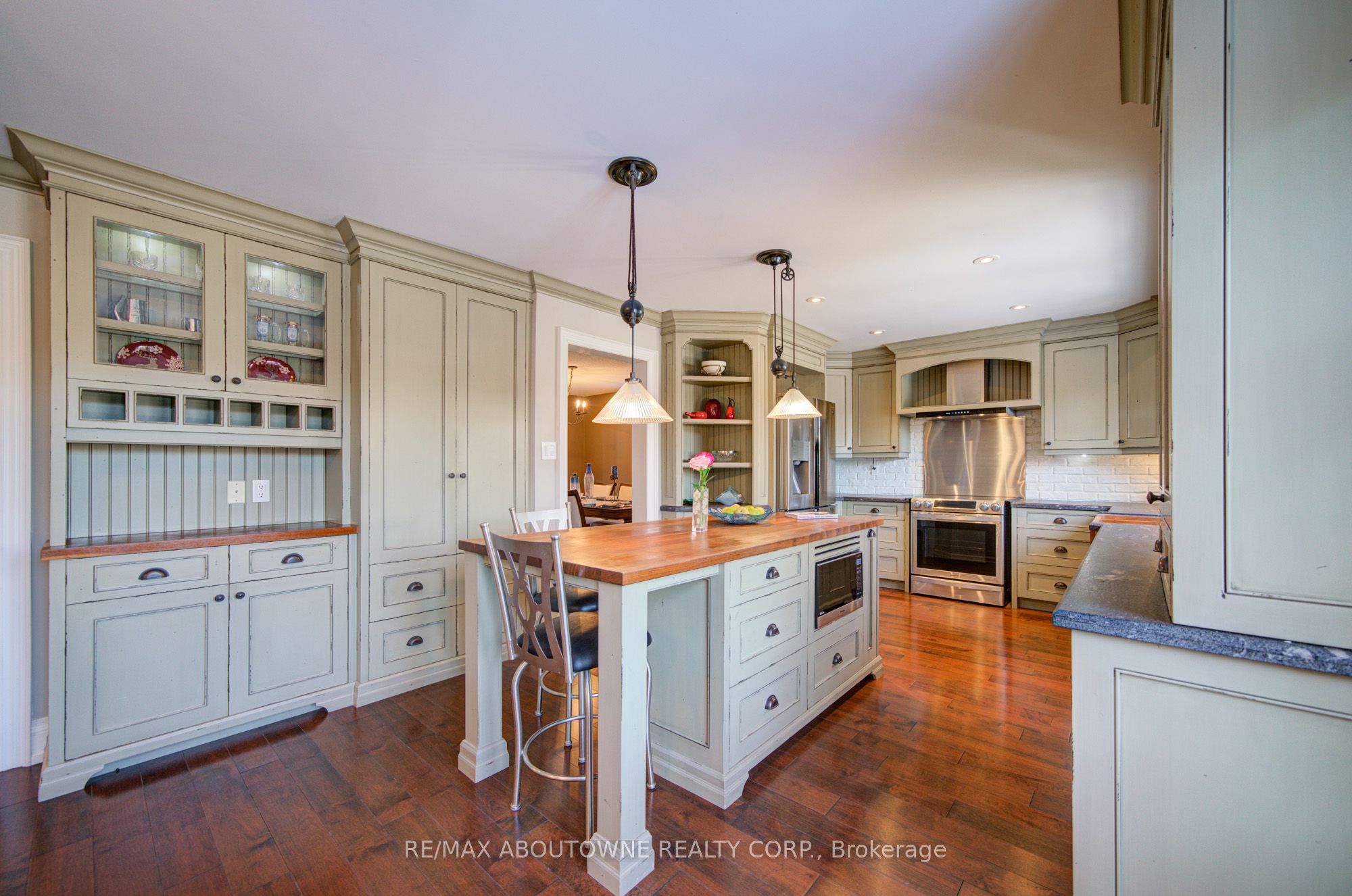 2193 Meadowland Drive, Oakville ‣ W12715816 2193 Meadowland Drive, Oakville ‣ W12715816