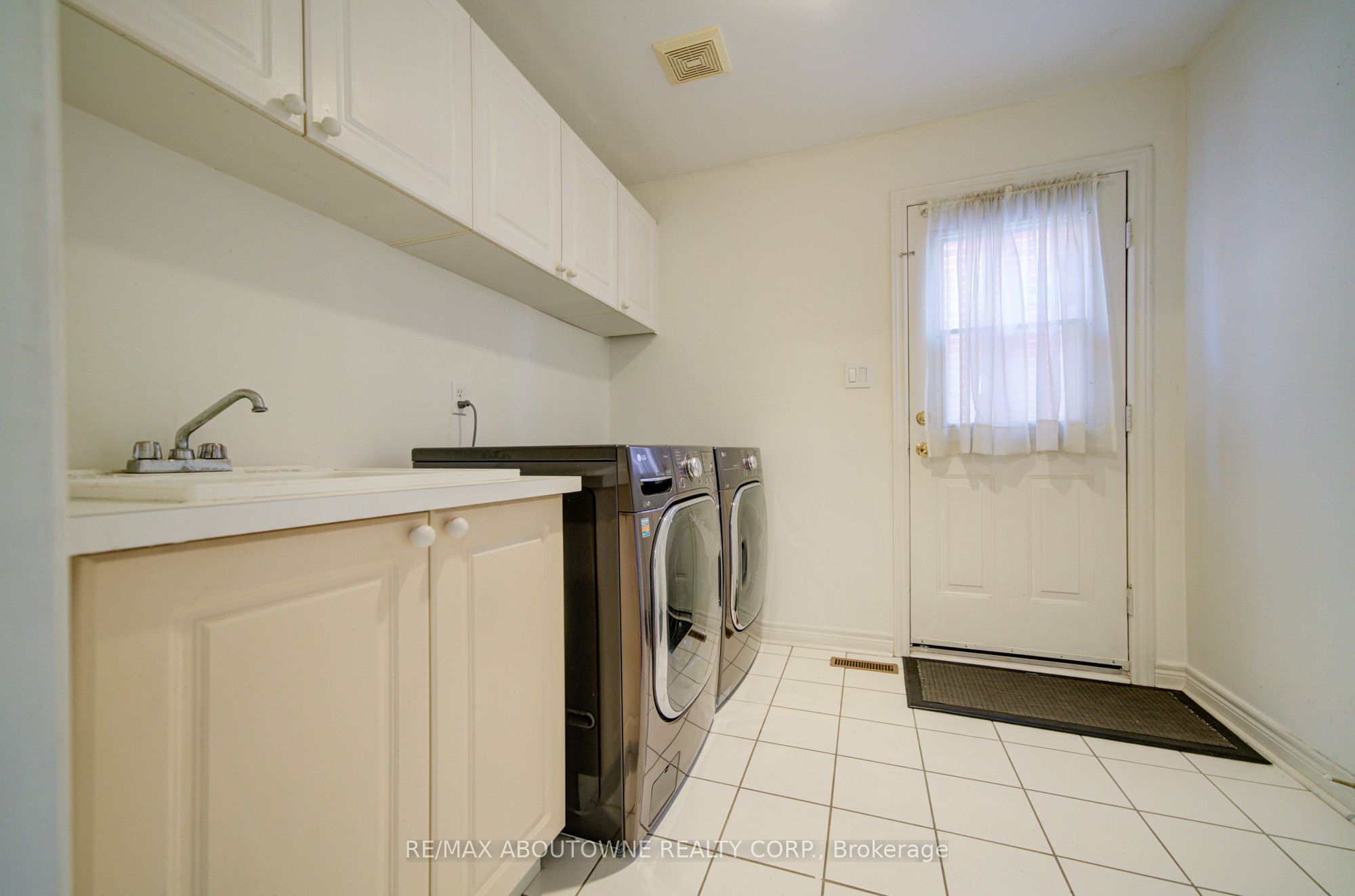 2193 Meadowland Drive, Oakville ‣ W12715816 2193 Meadowland Drive, Oakville ‣ W12715816