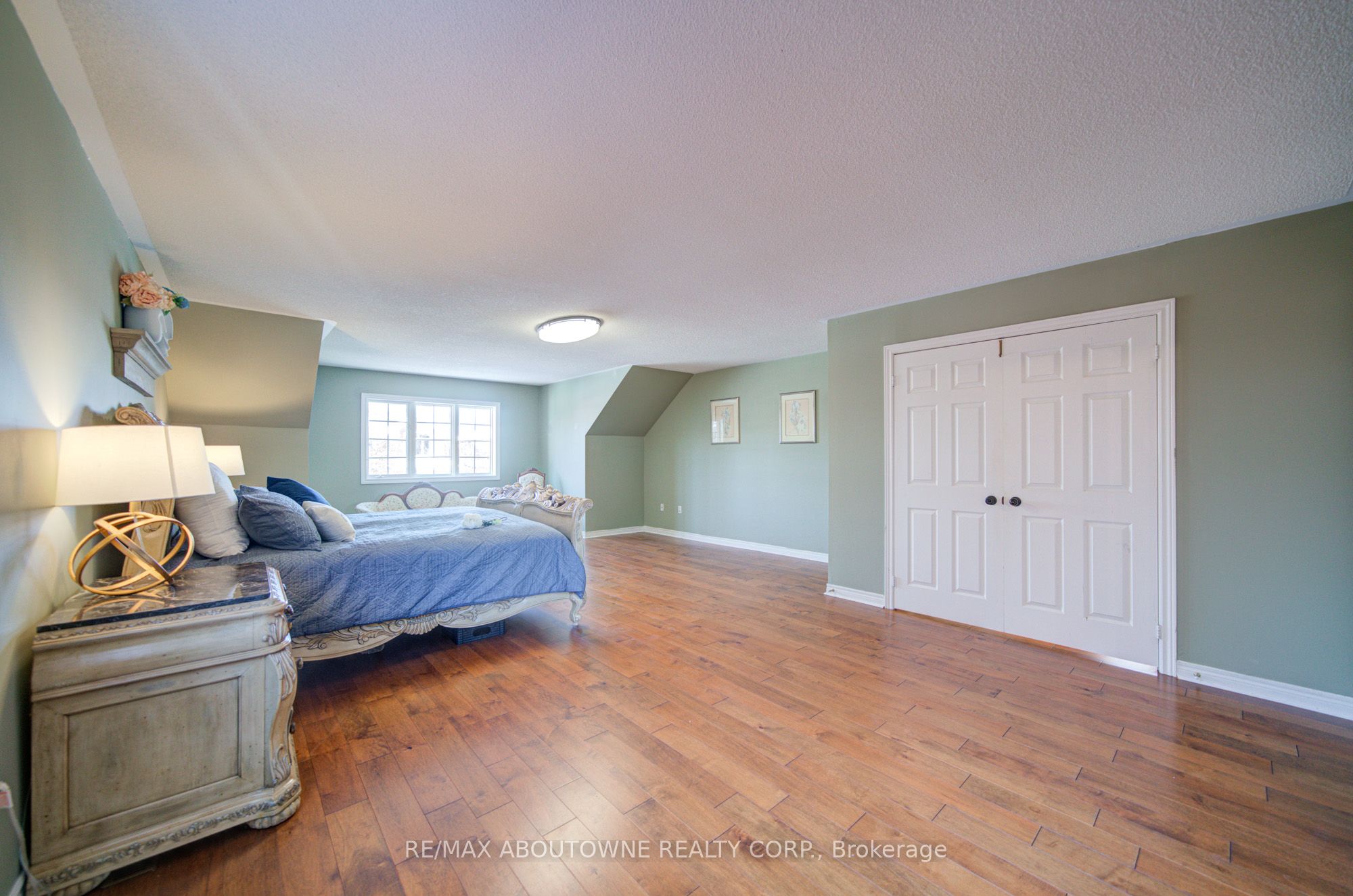 2193 Meadowland Drive, Oakville ‣ W12715816 2193 Meadowland Drive, Oakville ‣ W12715816