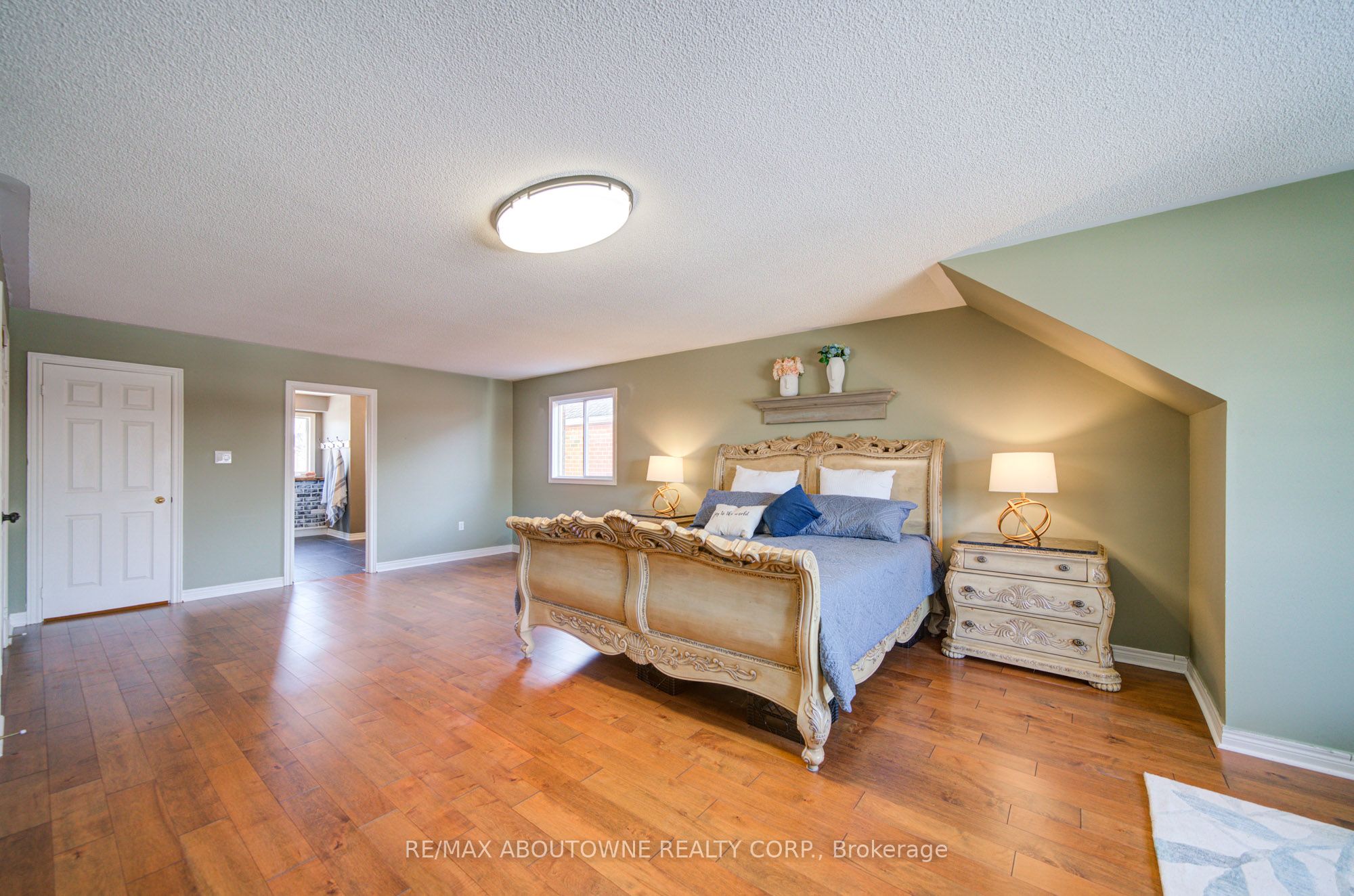 2193 Meadowland Drive, Oakville ‣ W12715816 2193 Meadowland Drive, Oakville ‣ W12715816