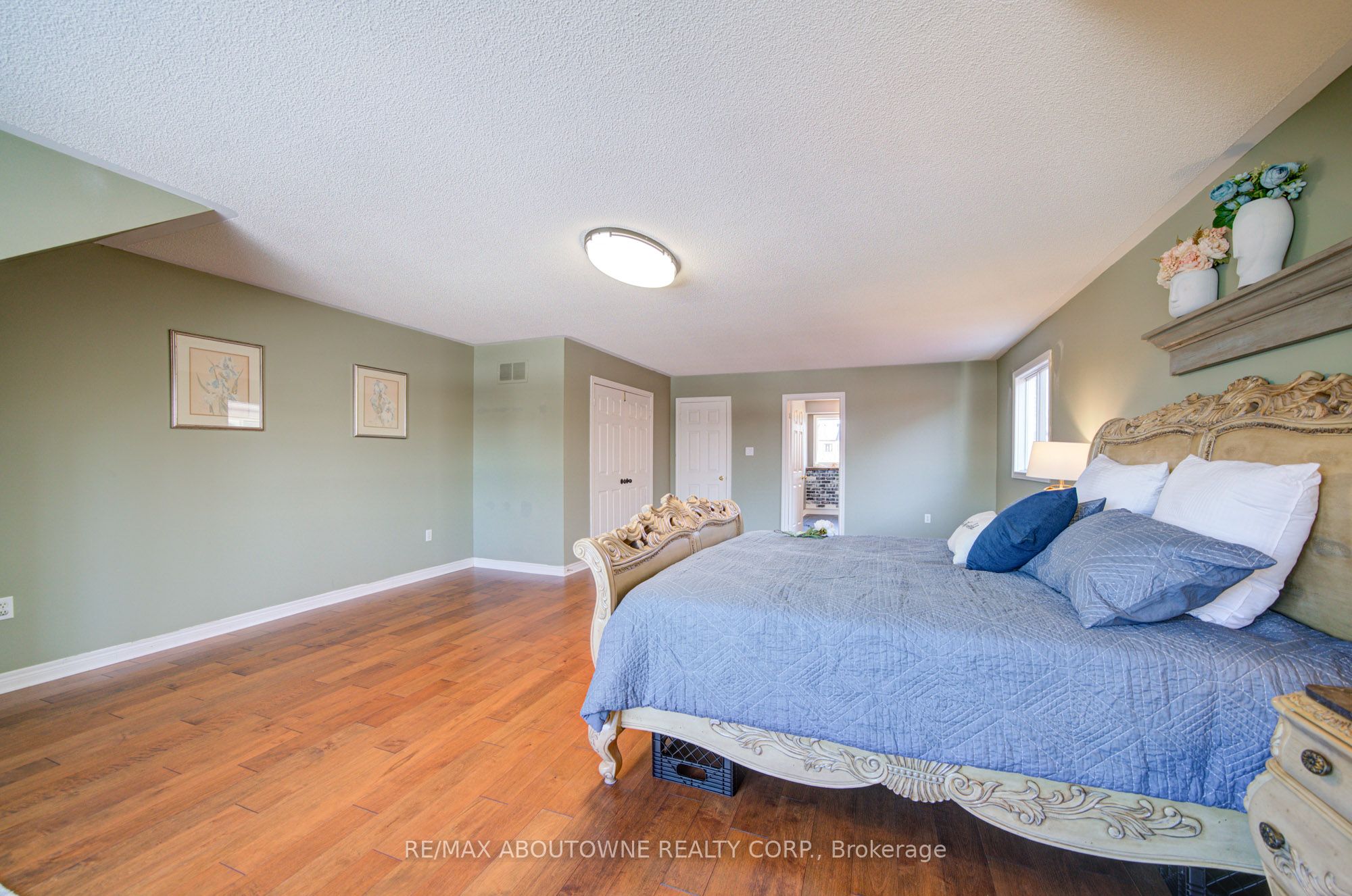 2193 Meadowland Drive, Oakville ‣ W12715816 2193 Meadowland Drive, Oakville ‣ W12715816