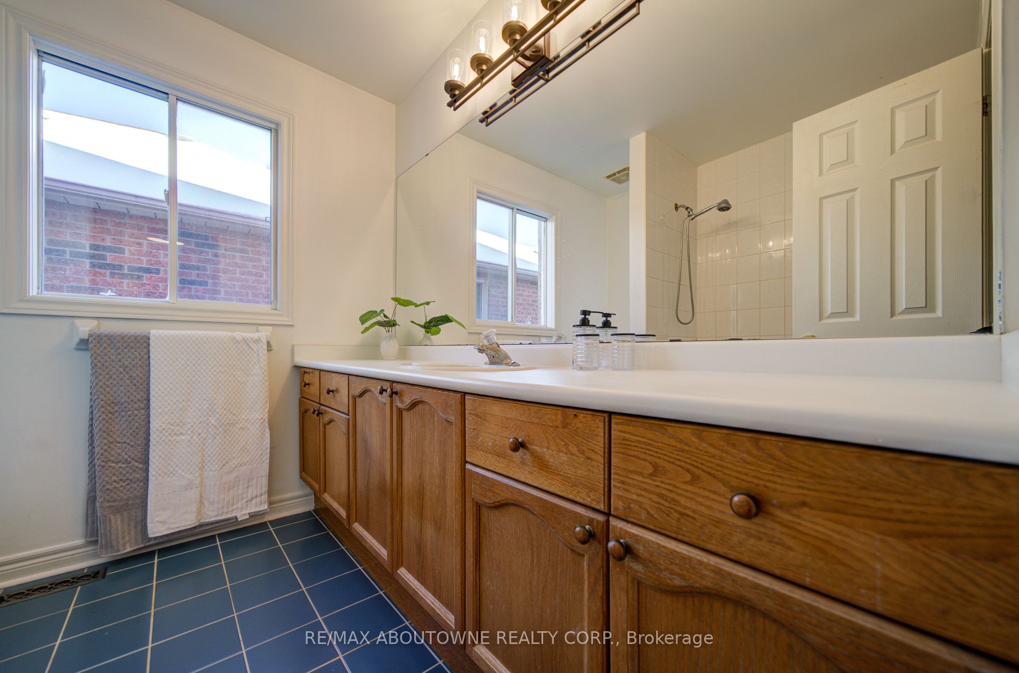 2193 Meadowland Drive, Oakville ‣ W12715816 2193 Meadowland Drive, Oakville ‣ W12715816