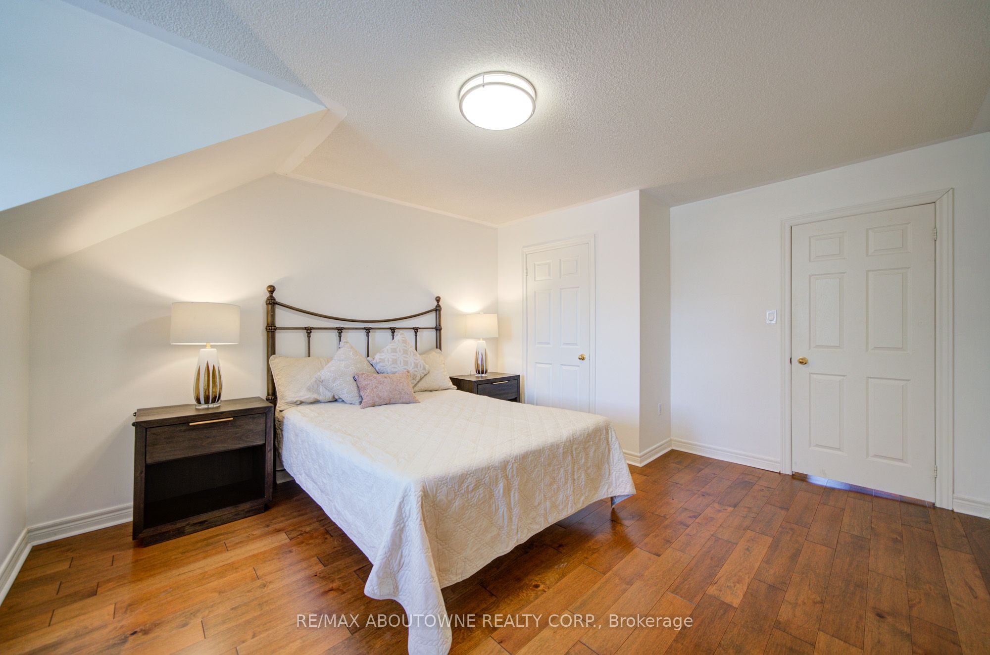 2193 Meadowland Drive, Oakville ‣ W12715816 2193 Meadowland Drive, Oakville ‣ W12715816