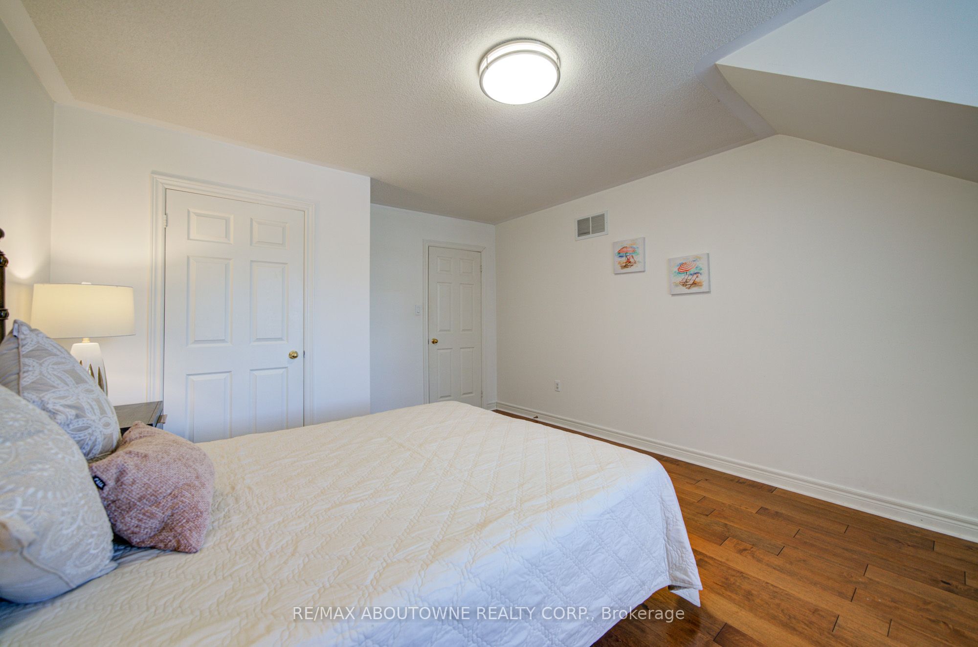 2193 Meadowland Drive, Oakville ‣ W12715816 2193 Meadowland Drive, Oakville ‣ W12715816