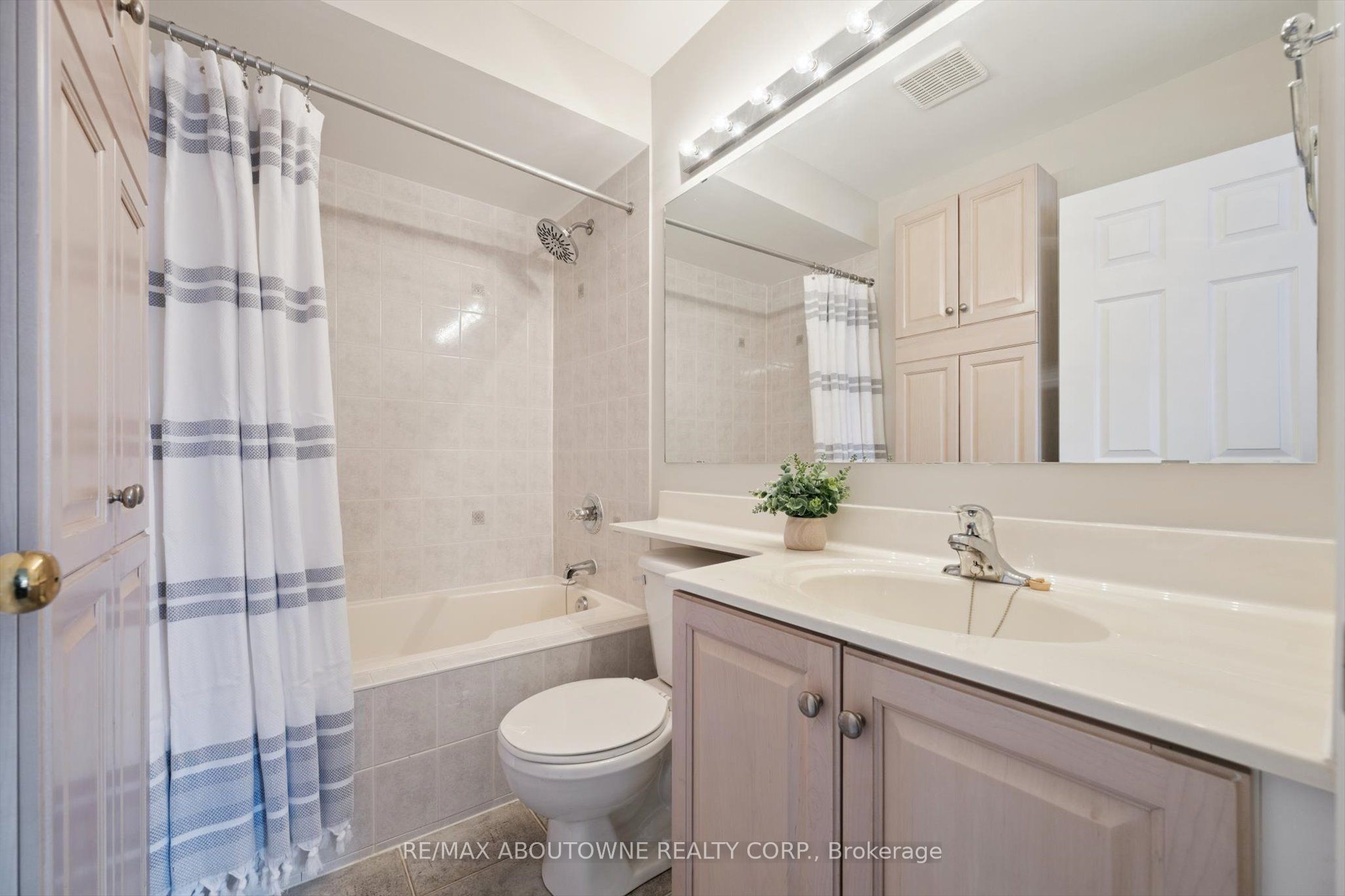 34 – 5031 East Mill Road, Mississauga ‣ W12720172 34 – 5031 East Mill Road, Mississauga ‣ W12720172