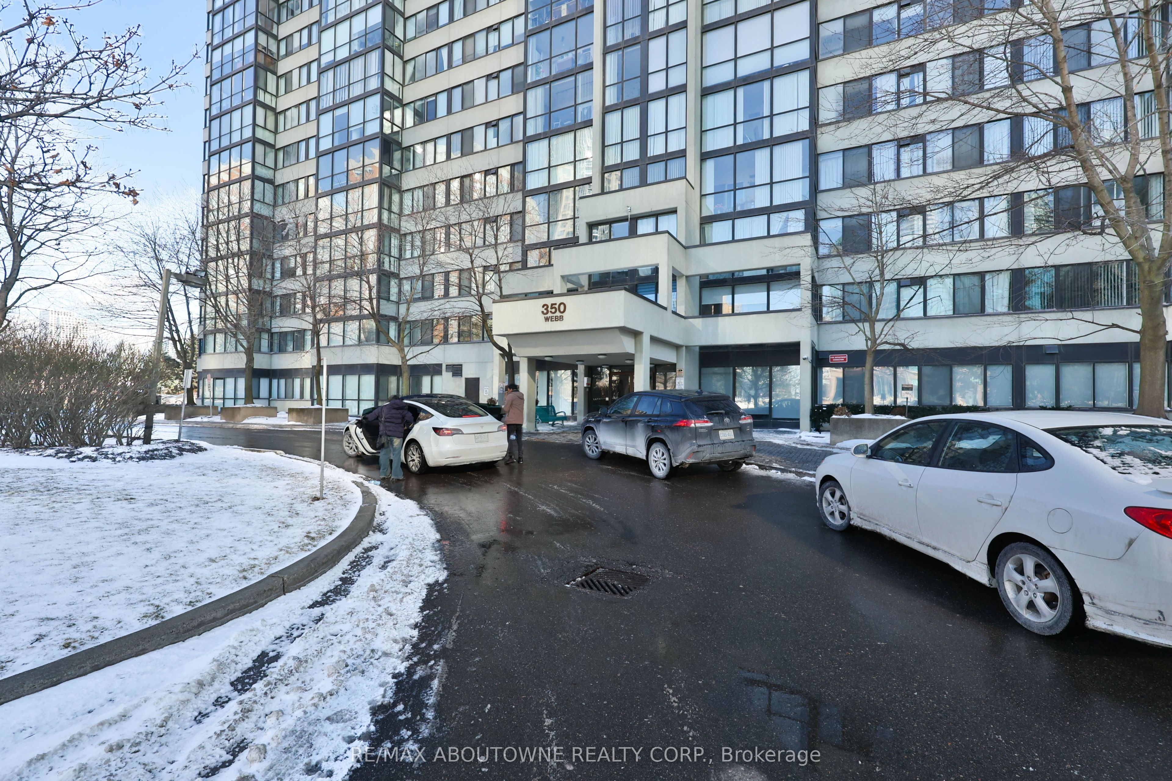 8 – 350 Webb Drive, Mississauga ‣ W12722412 8 – 350 Webb Drive, Mississauga ‣ W12722412