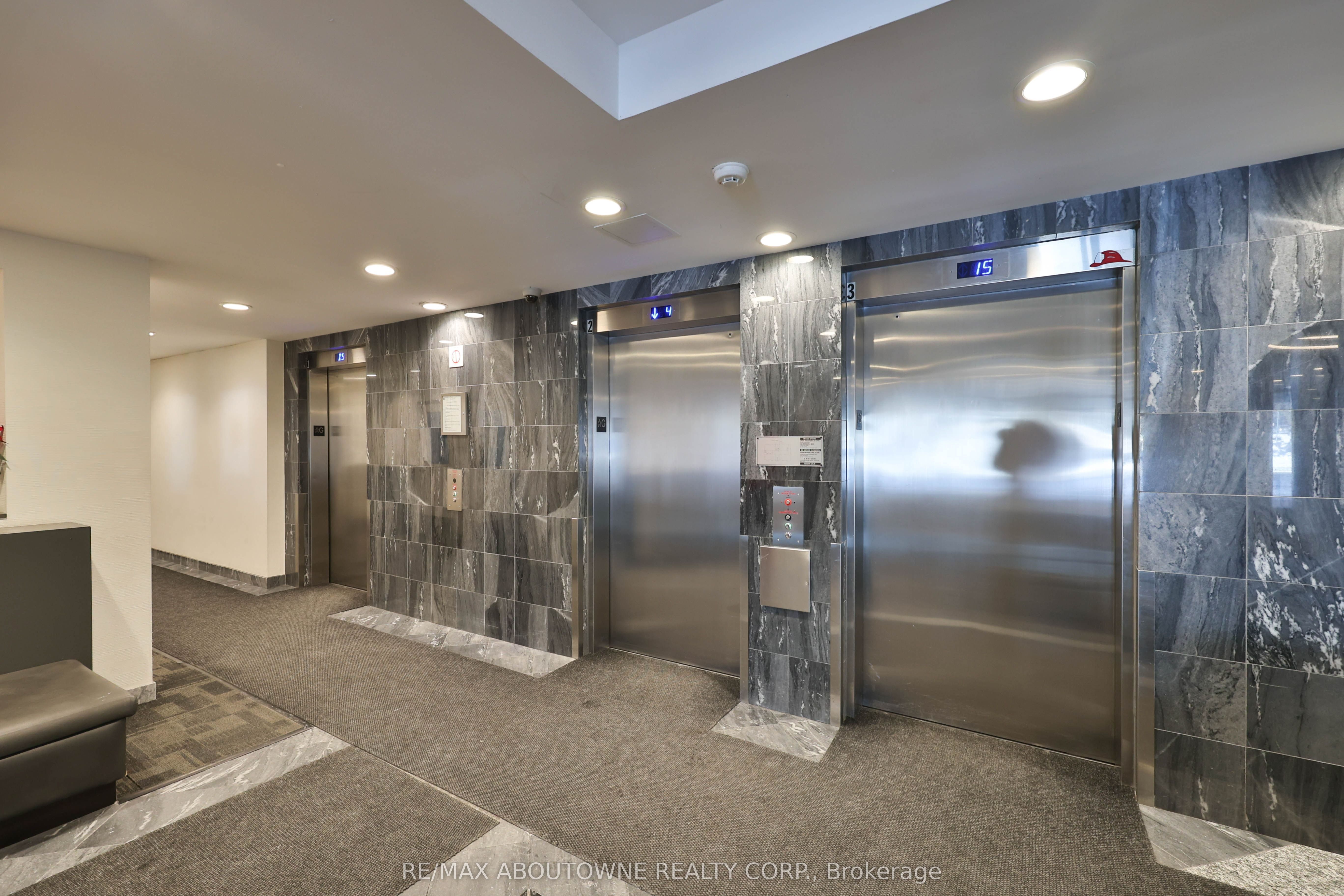 8 – 350 Webb Drive, Mississauga ‣ W12722412 8 – 350 Webb Drive, Mississauga ‣ W12722412