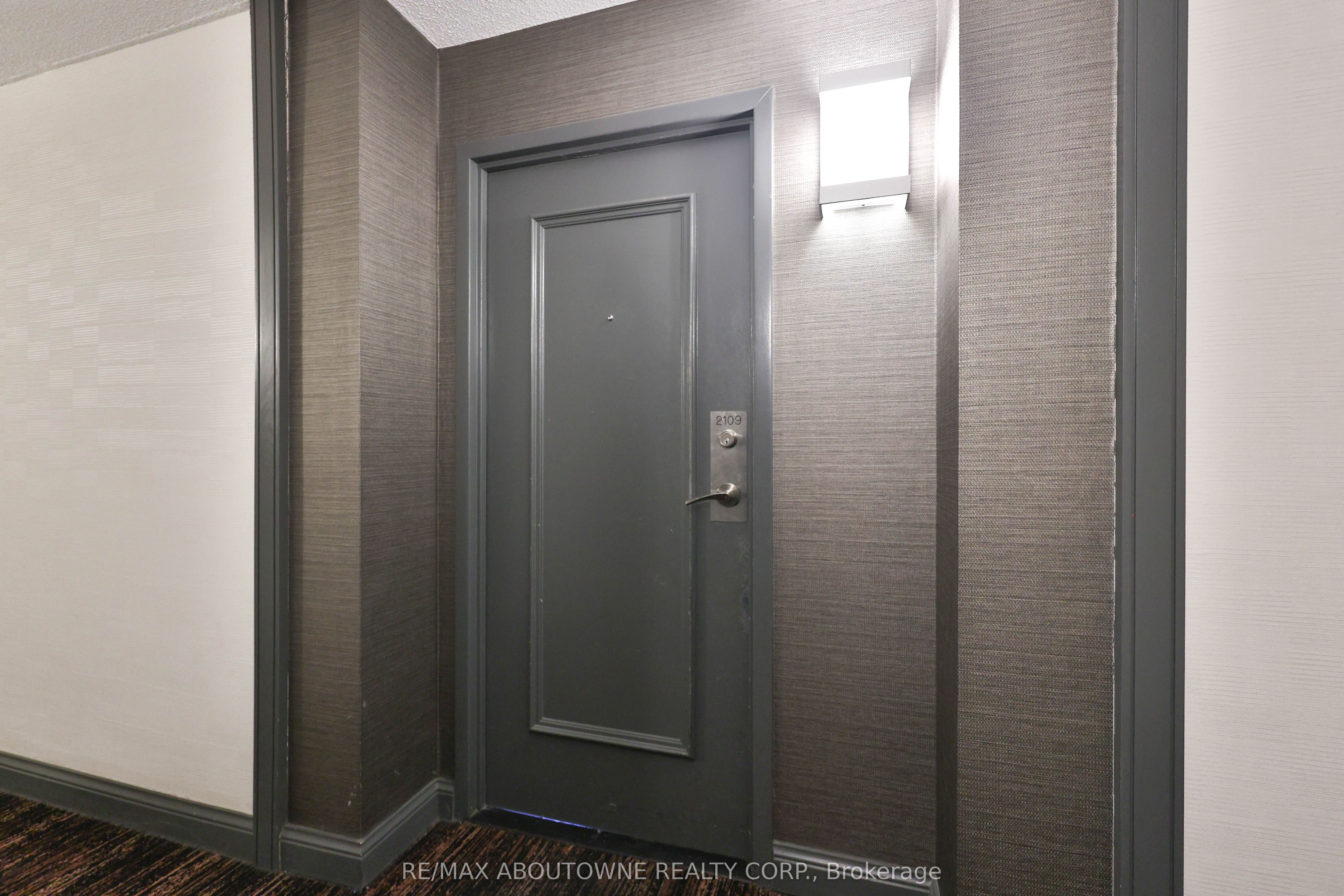 8 – 350 Webb Drive, Mississauga ‣ W12722412 8 – 350 Webb Drive, Mississauga ‣ W12722412