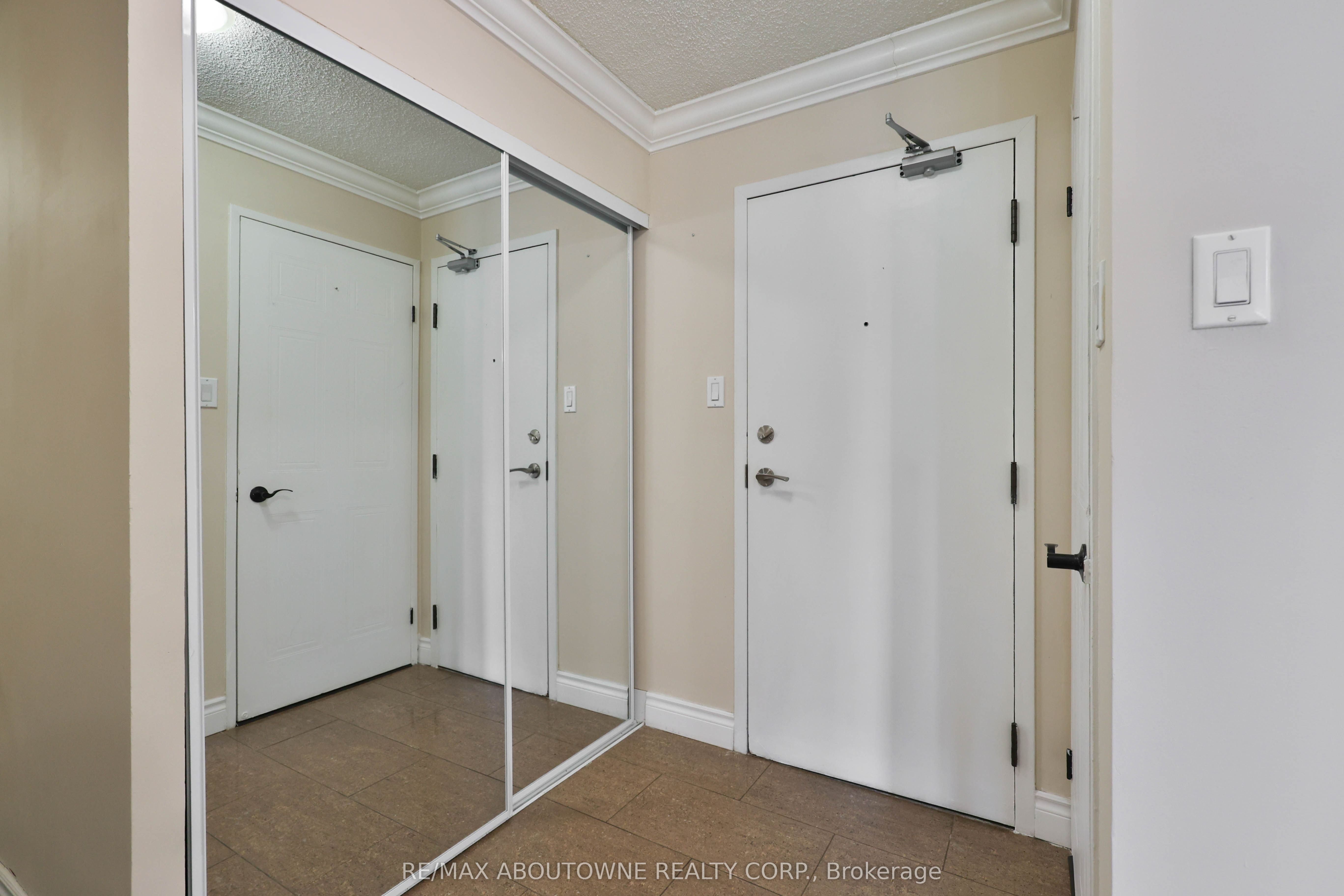 8 – 350 Webb Drive, Mississauga ‣ W12722412 8 – 350 Webb Drive, Mississauga ‣ W12722412