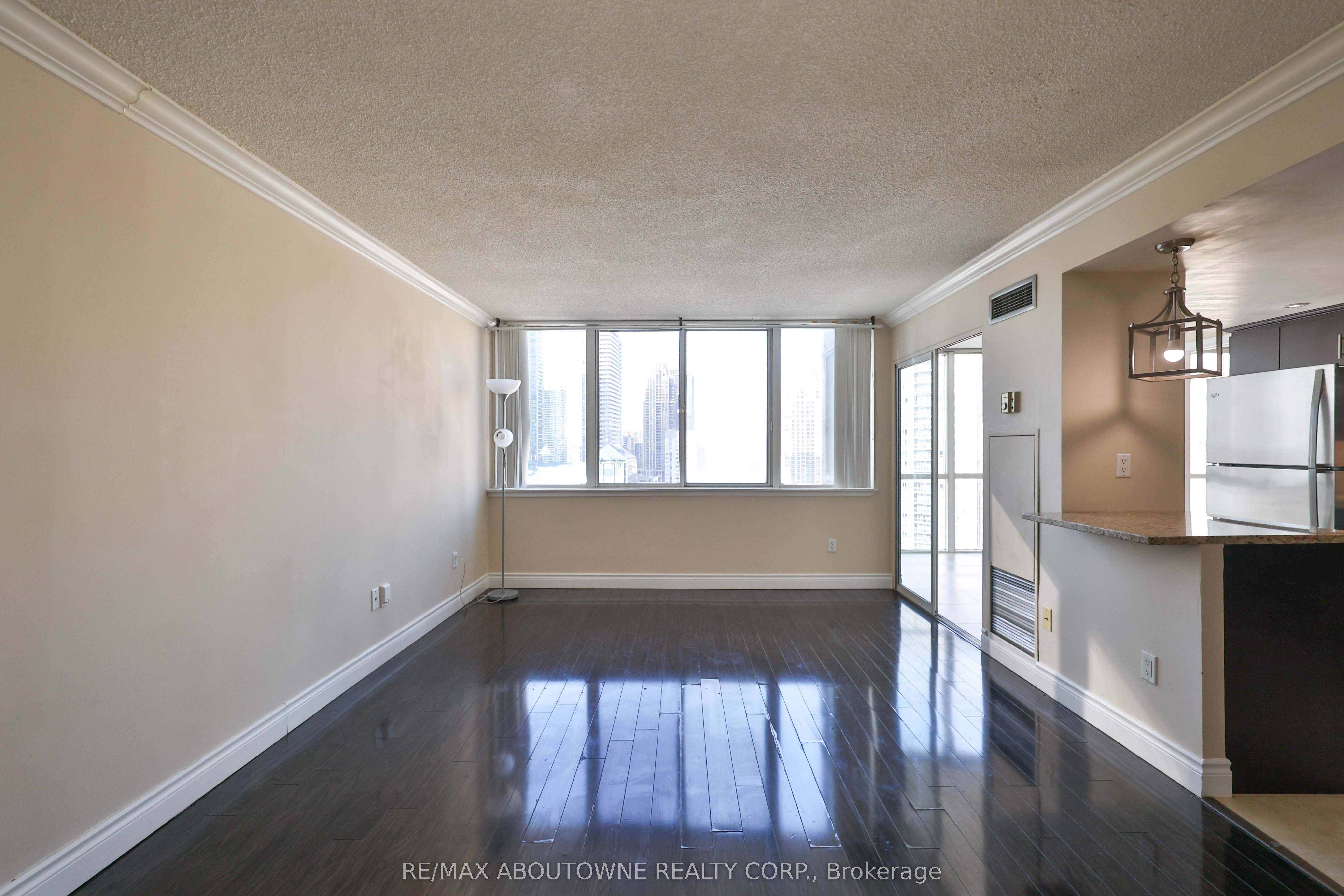 8 – 350 Webb Drive, Mississauga ‣ W12722412 8 – 350 Webb Drive, Mississauga ‣ W12722412