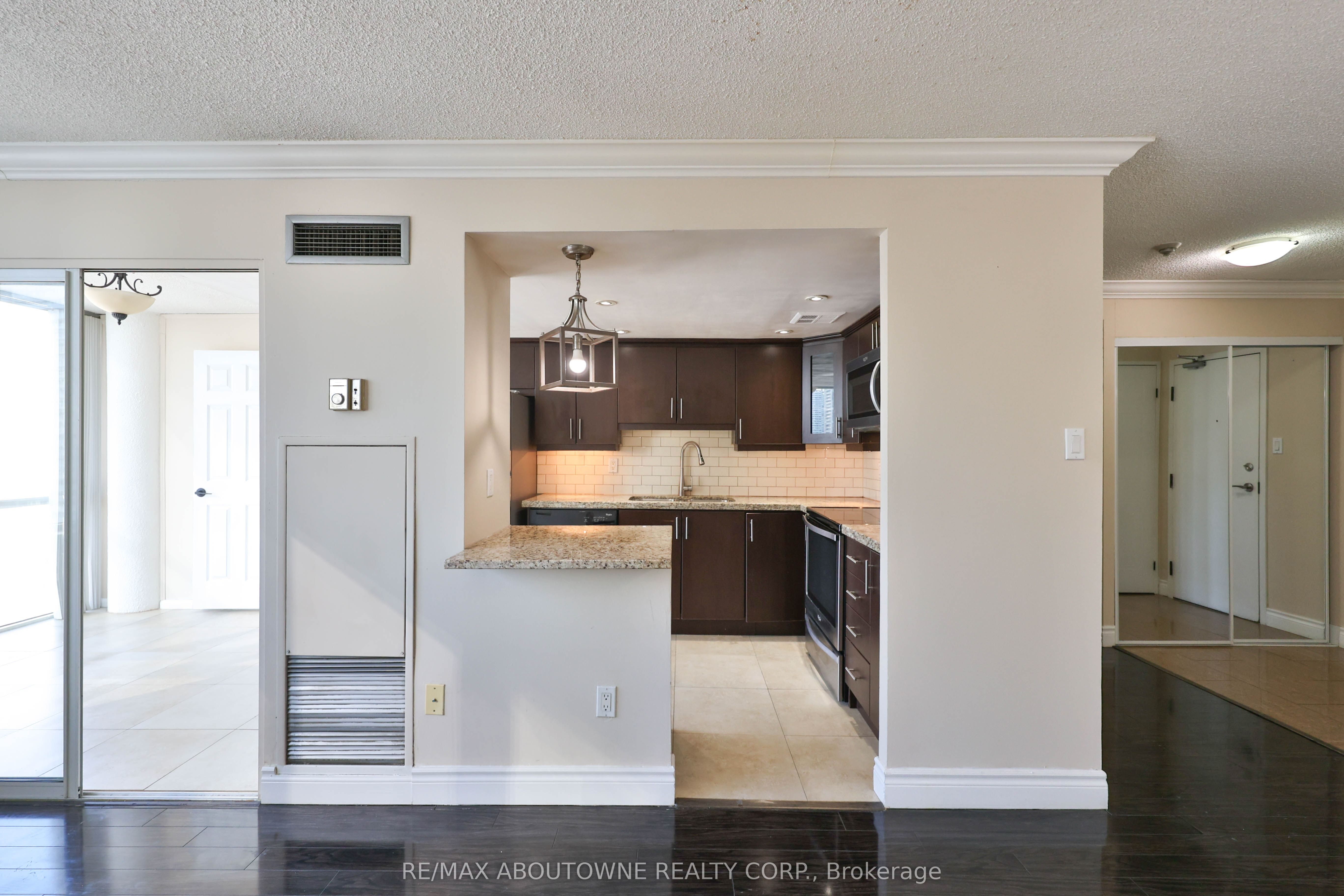 8 – 350 Webb Drive, Mississauga ‣ W12722412 8 – 350 Webb Drive, Mississauga ‣ W12722412