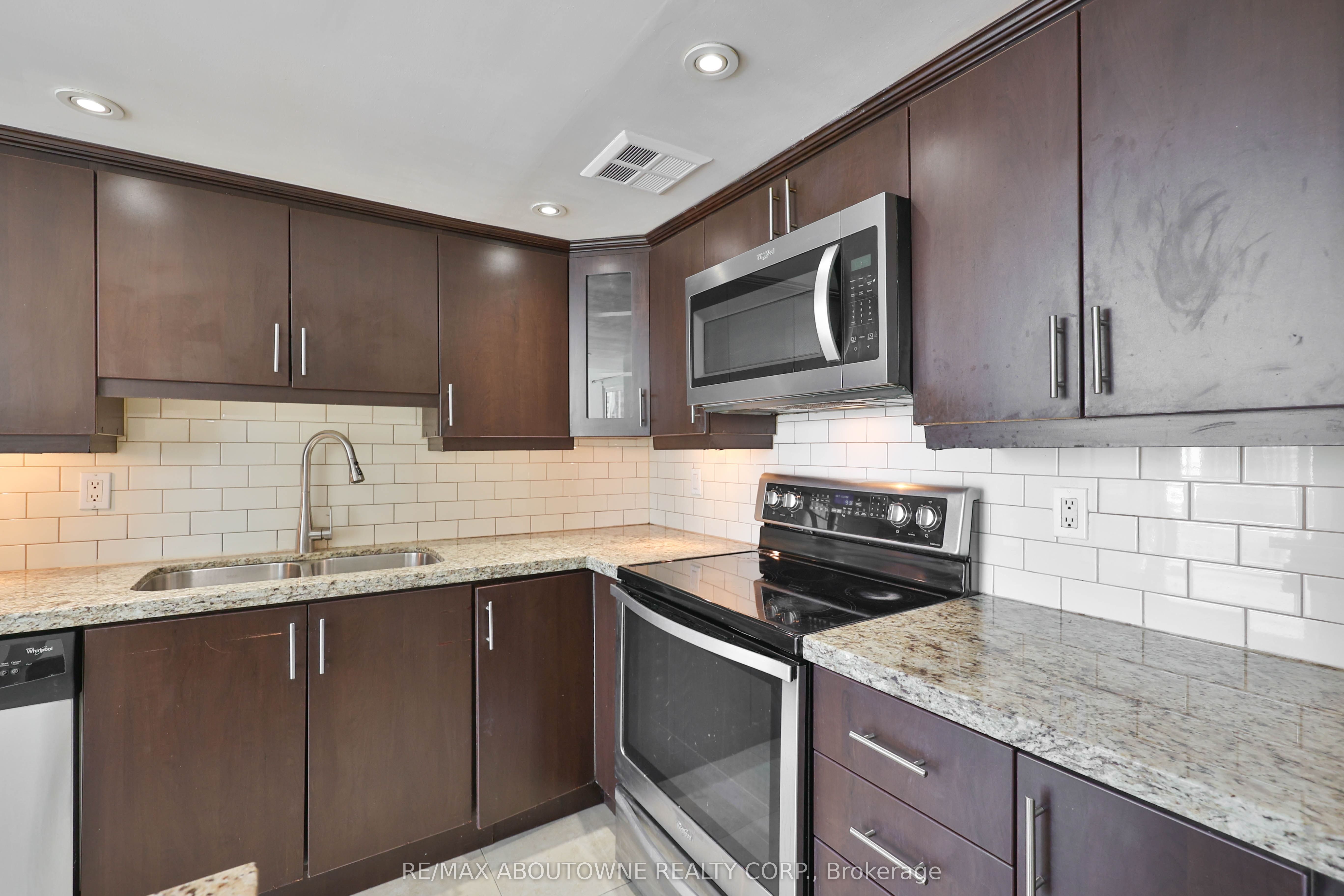 8 – 350 Webb Drive, Mississauga ‣ W12722412 8 – 350 Webb Drive, Mississauga ‣ W12722412