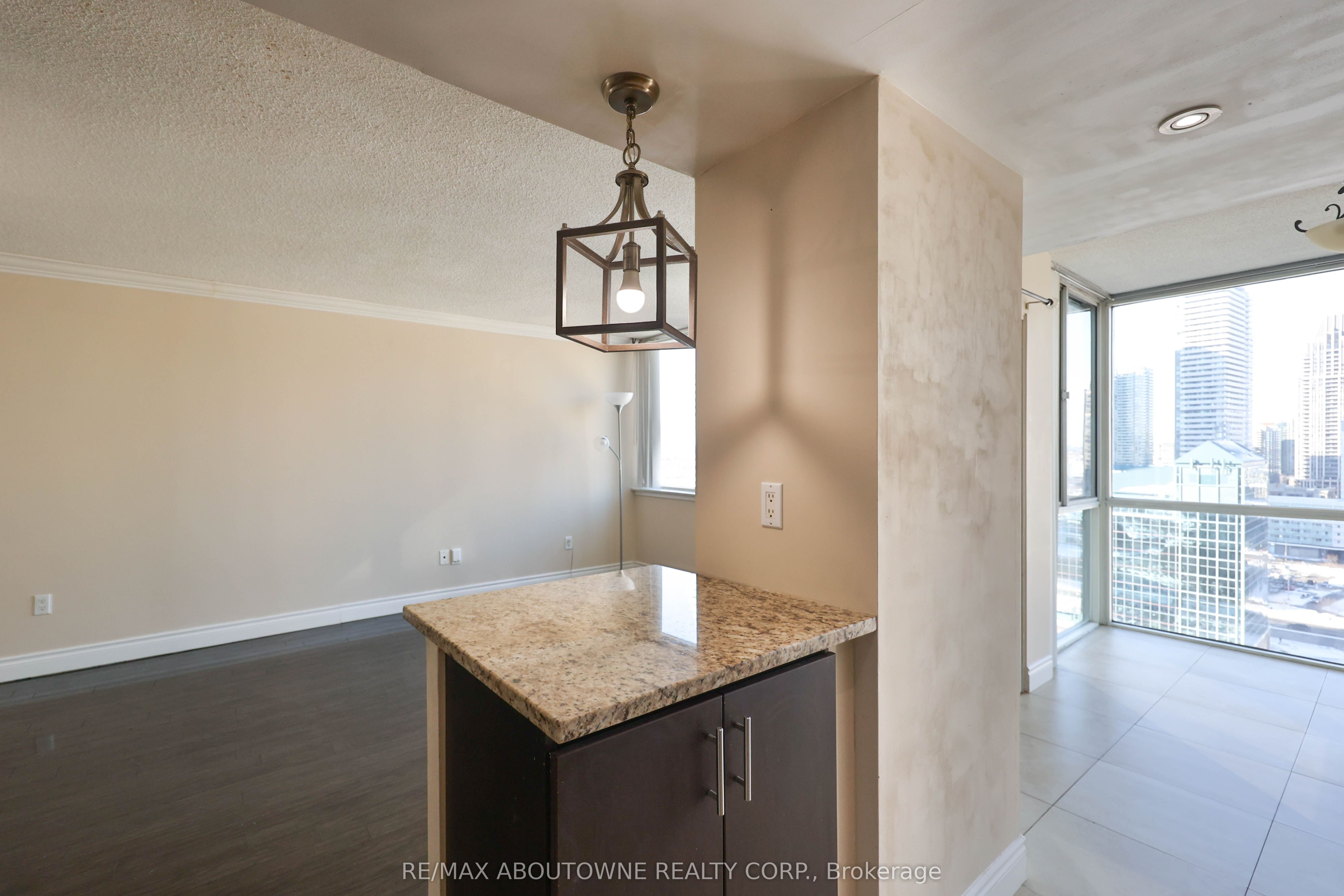 8 – 350 Webb Drive, Mississauga ‣ W12722412 8 – 350 Webb Drive, Mississauga ‣ W12722412