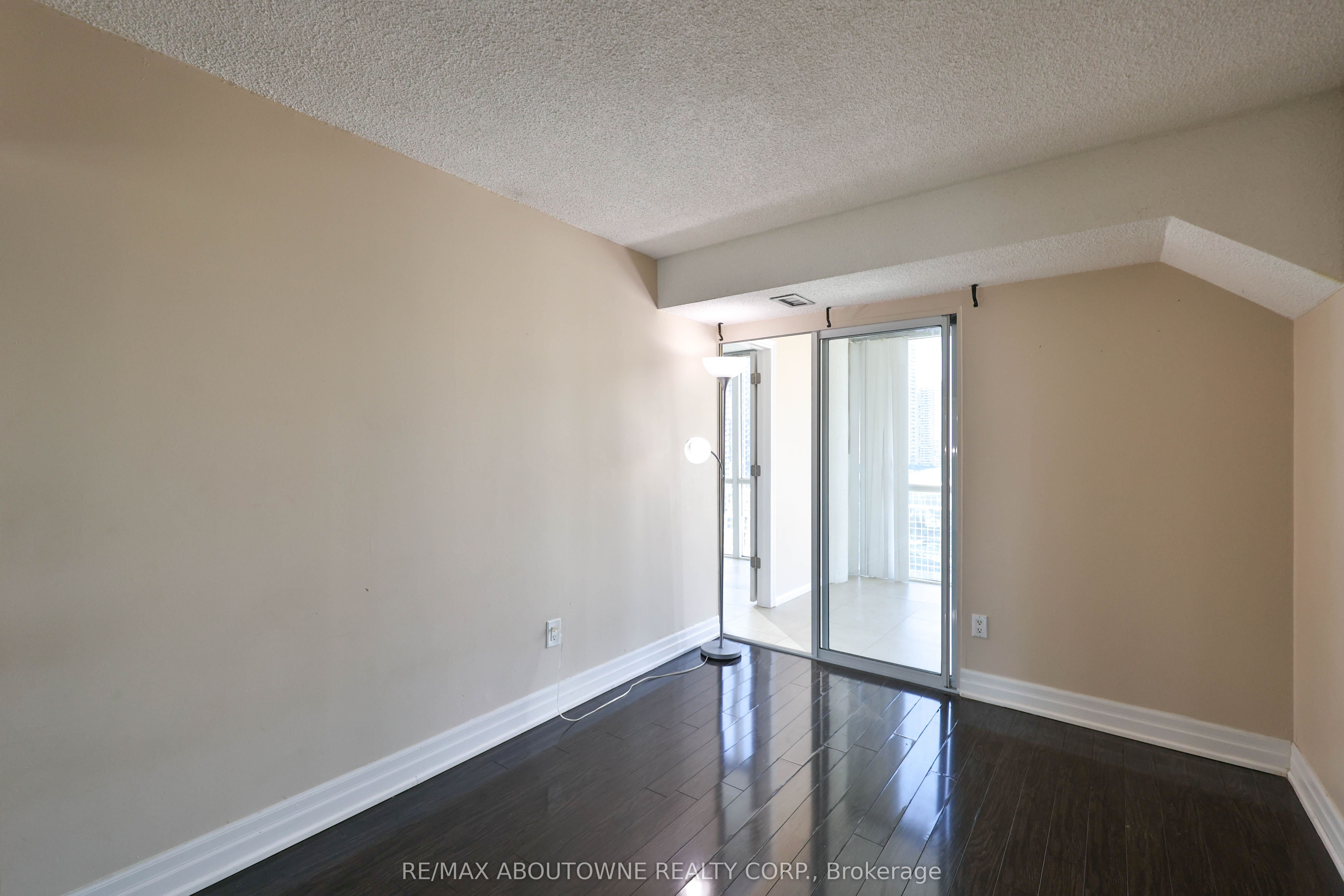 8 – 350 Webb Drive, Mississauga ‣ W12722412 8 – 350 Webb Drive, Mississauga ‣ W12722412