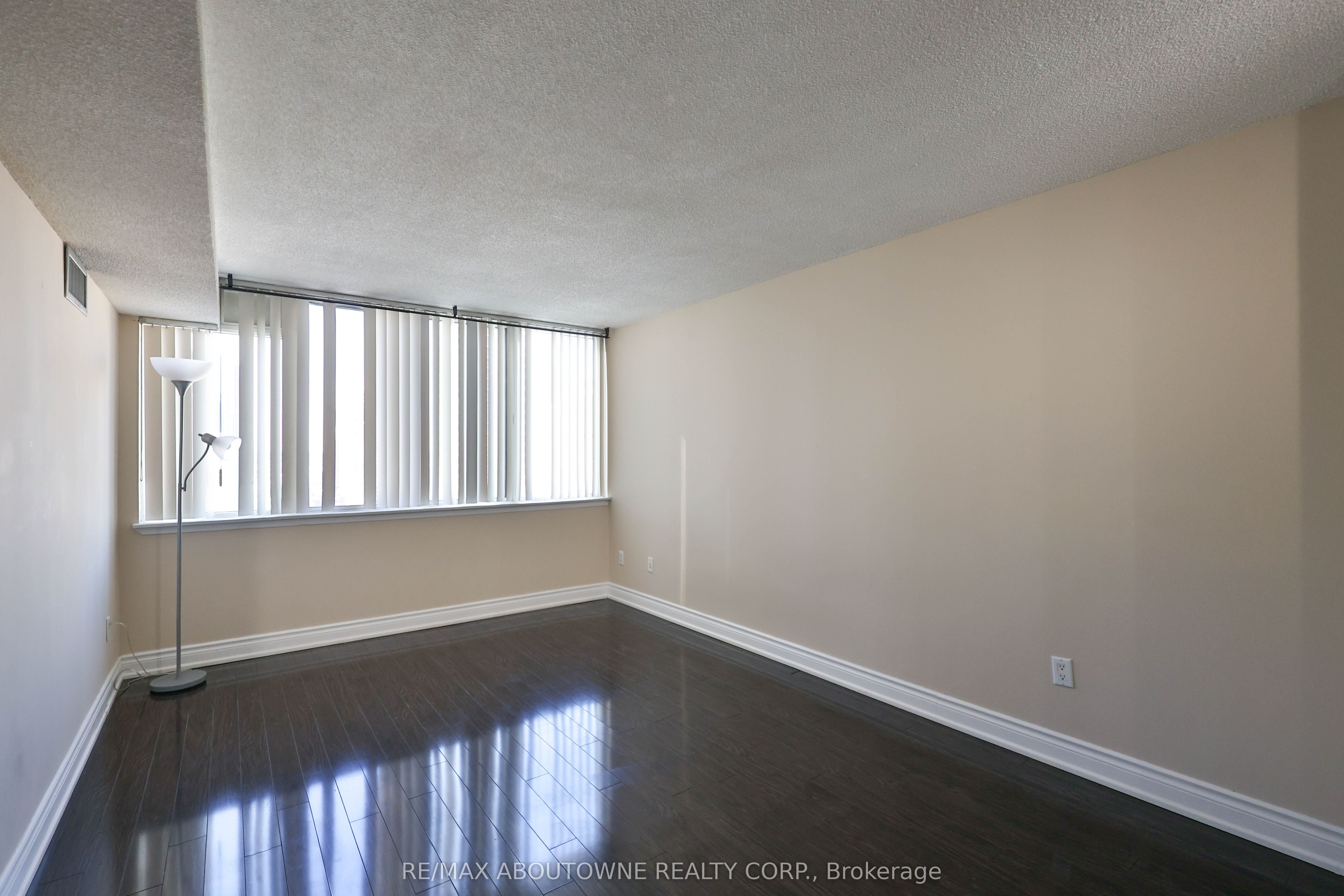 8 – 350 Webb Drive, Mississauga ‣ W12722412 8 – 350 Webb Drive, Mississauga ‣ W12722412